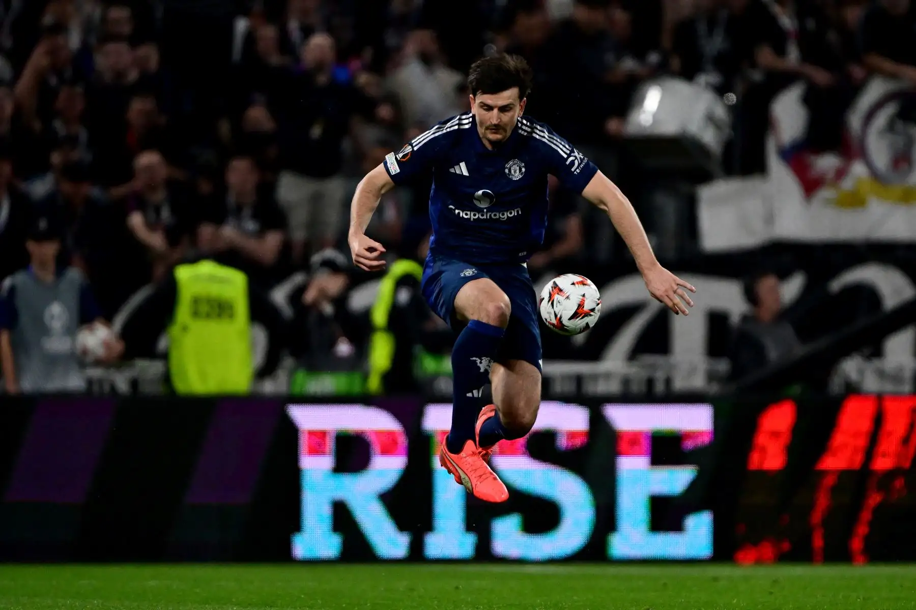 El defensa inglés del Manchester United, Harry Maguire, controla el balón durante el partido de ida de los cuartos de final de la UEFA Europa League entre el Olympique Lyonnais  y el Manchester United. AFP