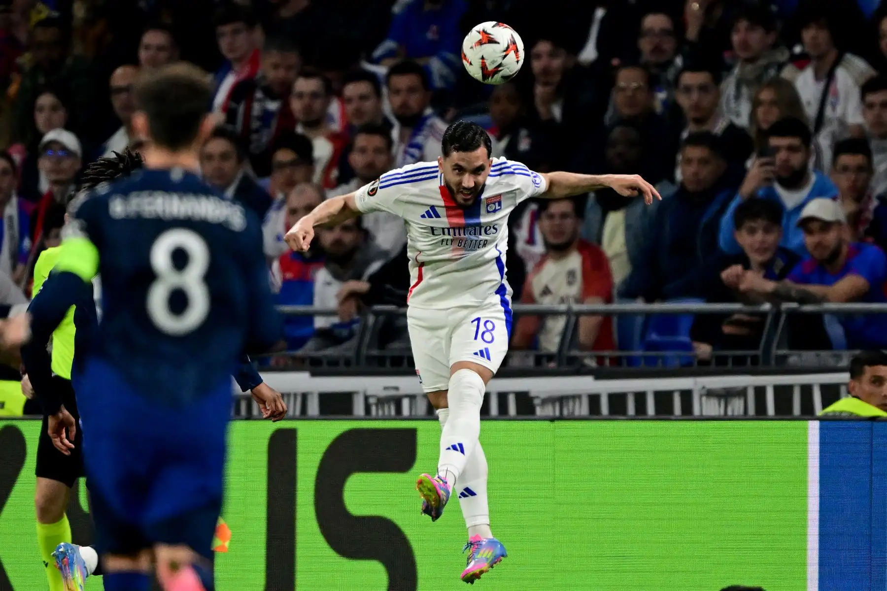 El centrocampista francés  del Lyon, Rayan Cherki, salta por el balón durante el partido de ida de los cuartos de final de la UEFA Europa League entre el Olympique Lyonnais  y el Manchester United. AFP