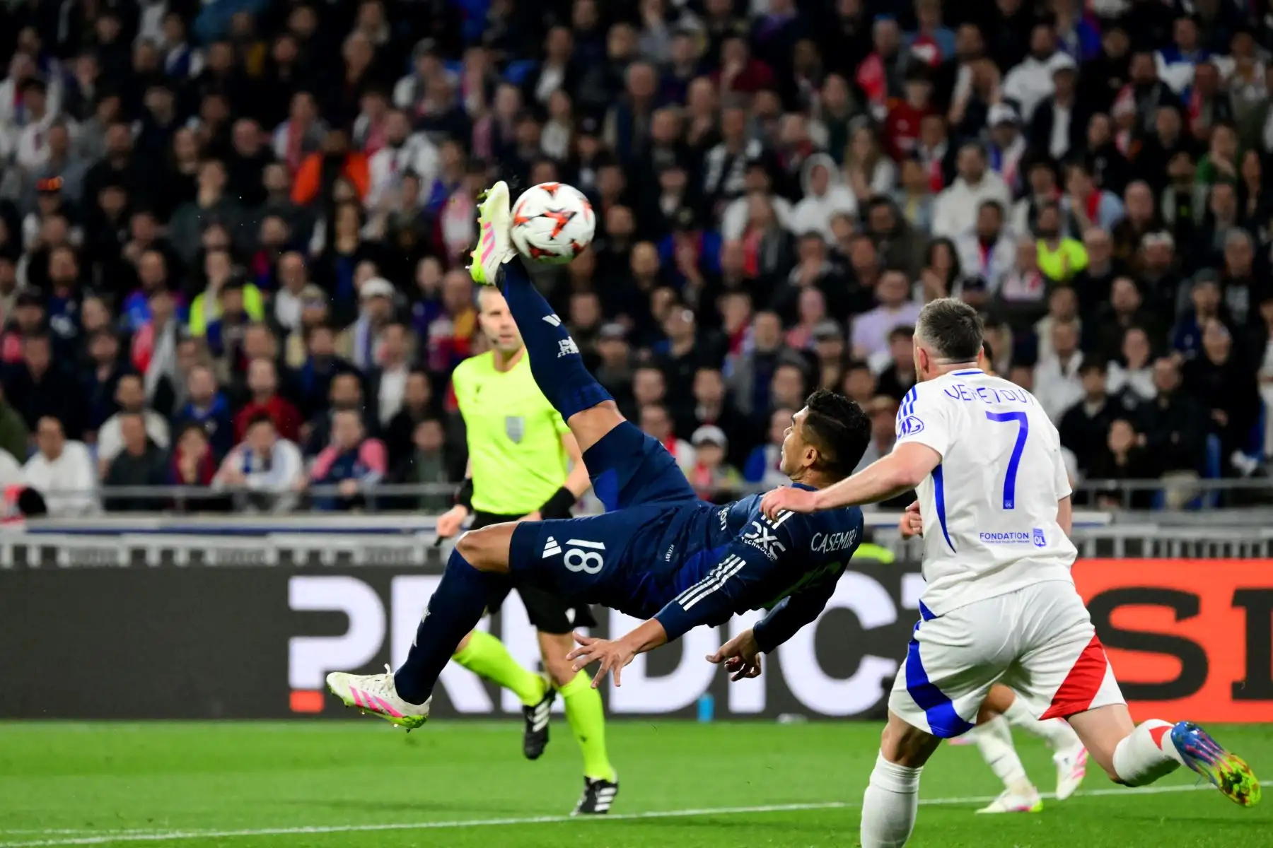El centrocampista brasileño  del Manchester United, Casemiro , intenta una tijera durante el partido de ida de los cuartos de final de la UEFA Europa League entre el Olympique Lyonnaisy el Manchester United. AFP