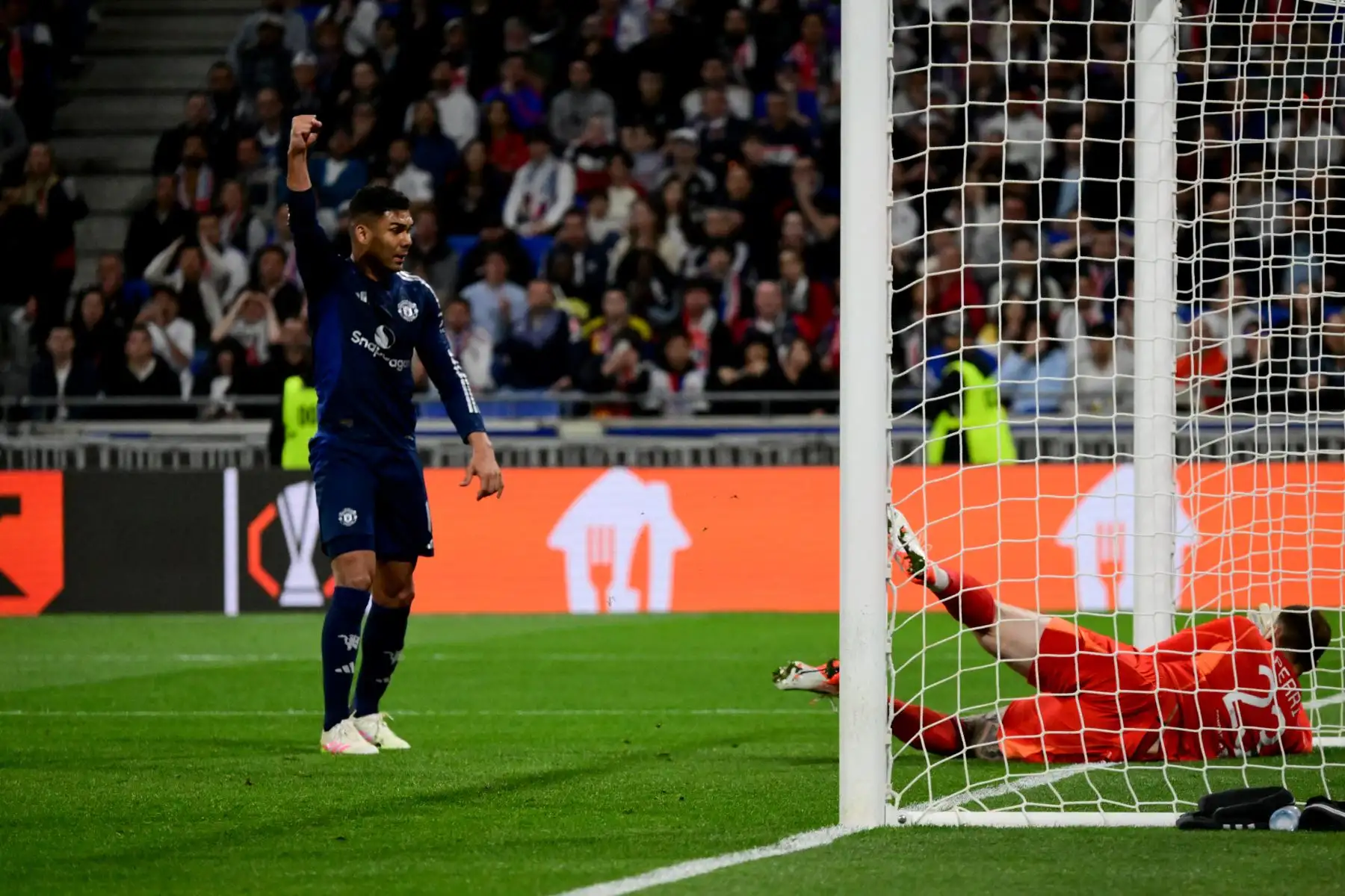 El centrocampista brasileño  del Manchester United, Casemiro  celebra el primer gol de su equipo durante el partido de ida de los cuartos de final de la UEFA Europa League entre el Olympique Lyonnais  y el Manchester United. AFP