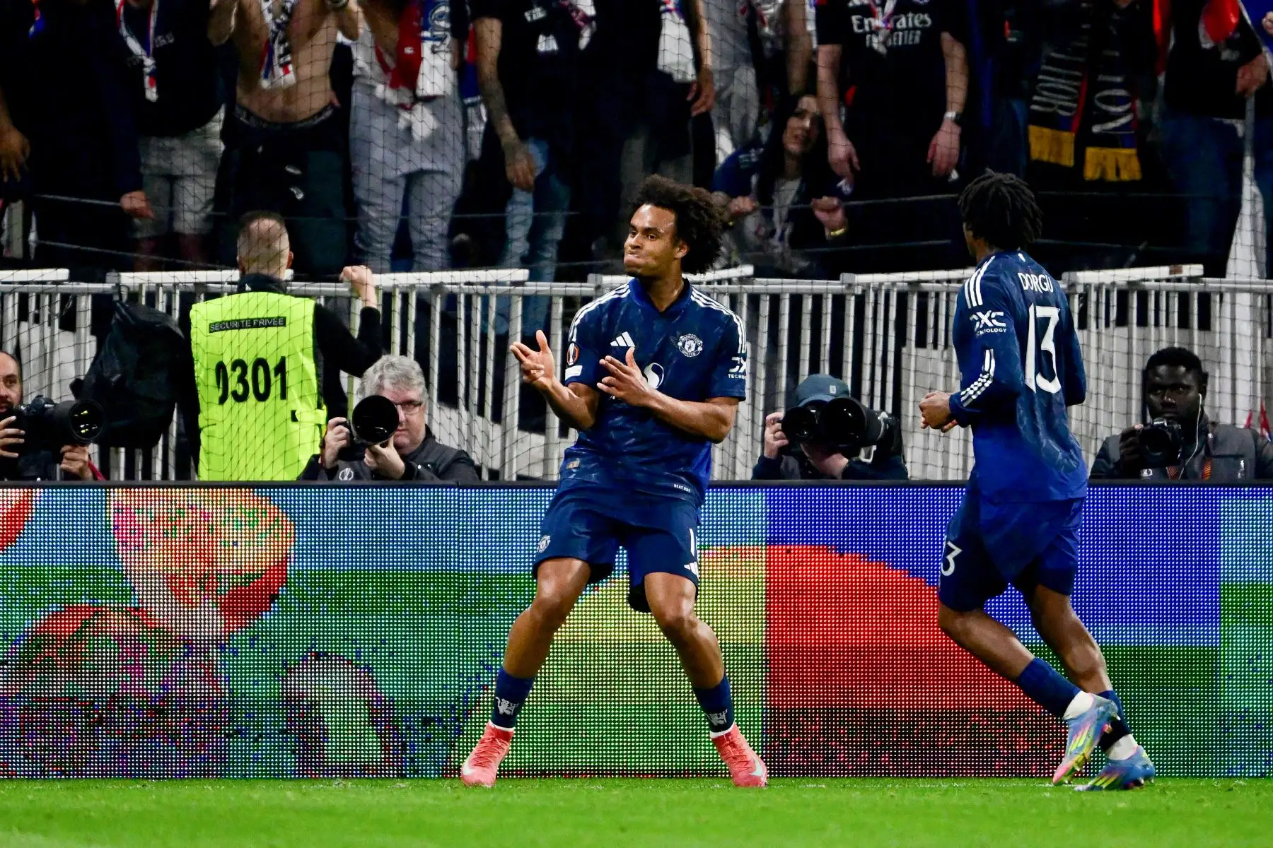 El delantero holandés  del Manchester United, Joshua Zirkzee, celebra el segundo gol de su equipo durante el partido de ida de los cuartos de final de la UEFA Europa League entre el Olympique Lyonnais y el Manchester United. Foto: AFP