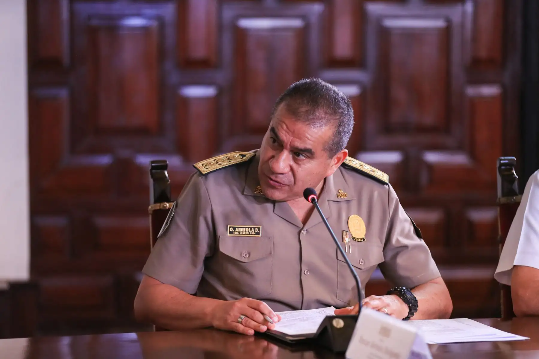 Jefe del Estado Mayor, general Oscar Arriola, durante la nueva reunión del Cuarto de Guerra por la seguridad ciudadana, presidido por la presidenta Dina Boluarte, y donde se ofrecieron detalles sobre las bandas que ahora se encuentran bajo investigación. Foto: ANDINA/Prensa Presidencia.