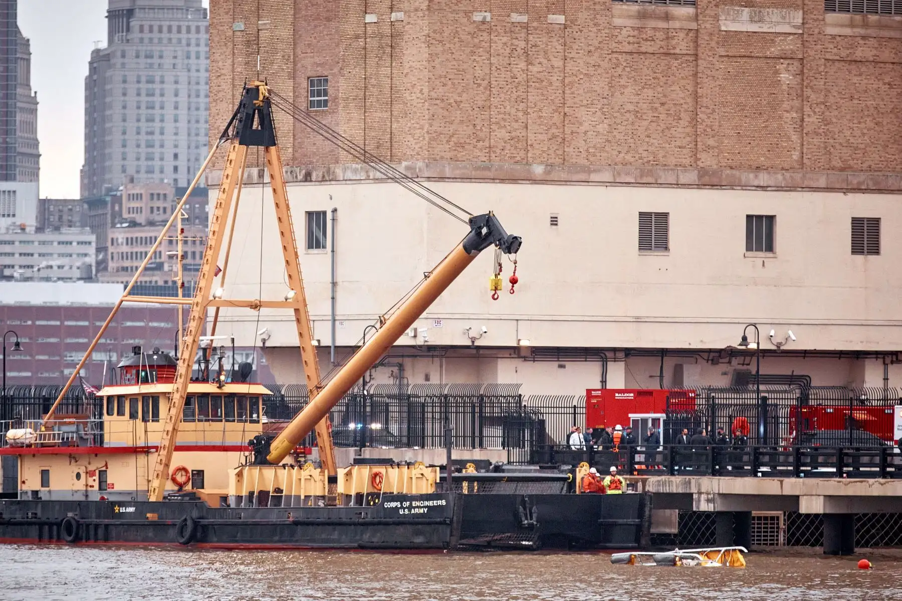 Seis españoles muertos al caer helicóptero en río Hudson de Nueva York, según alcalde