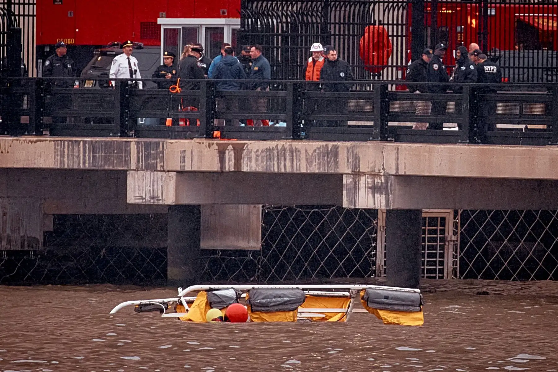 Seis españoles muertos al caer helicóptero en río Hudson de Nueva York, según alcalde