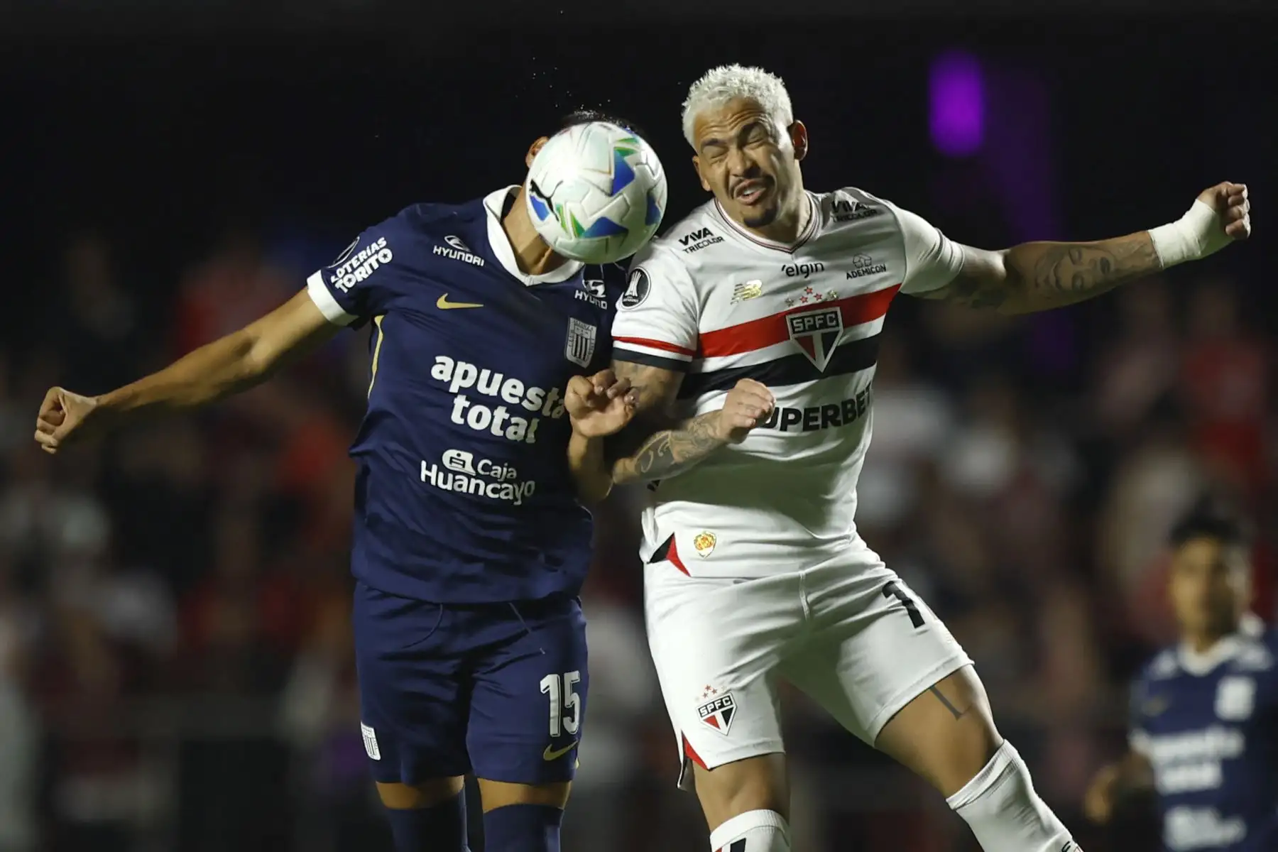 El mediocampista  de Alianza Lima, Jesús Castillo, y el delantero  de Sao Paulo, Luciano, luchan por el balón durante el partido de la fase de grupos de la Copa Libertadores entre Sao Paulo de Brasil y Alianza Lima de Perú. Foto: AFP