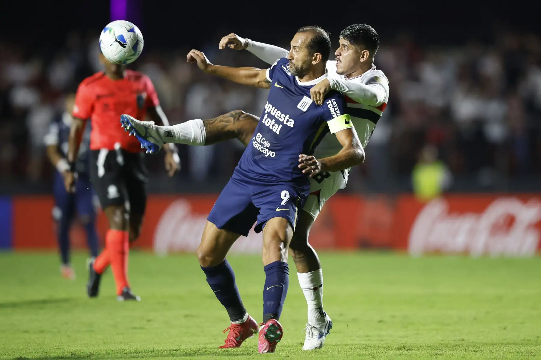 El delantero argentino  de Alianza Lima, Hernán Barcos, y el defensa argentino  de Sao Paulo, Alan Franco, luchan por el balón durante el partido de la fase de grupos de la Copa Libertadores entre Sao Paulo de Brasil y Alianza Lima de Perú. AFP