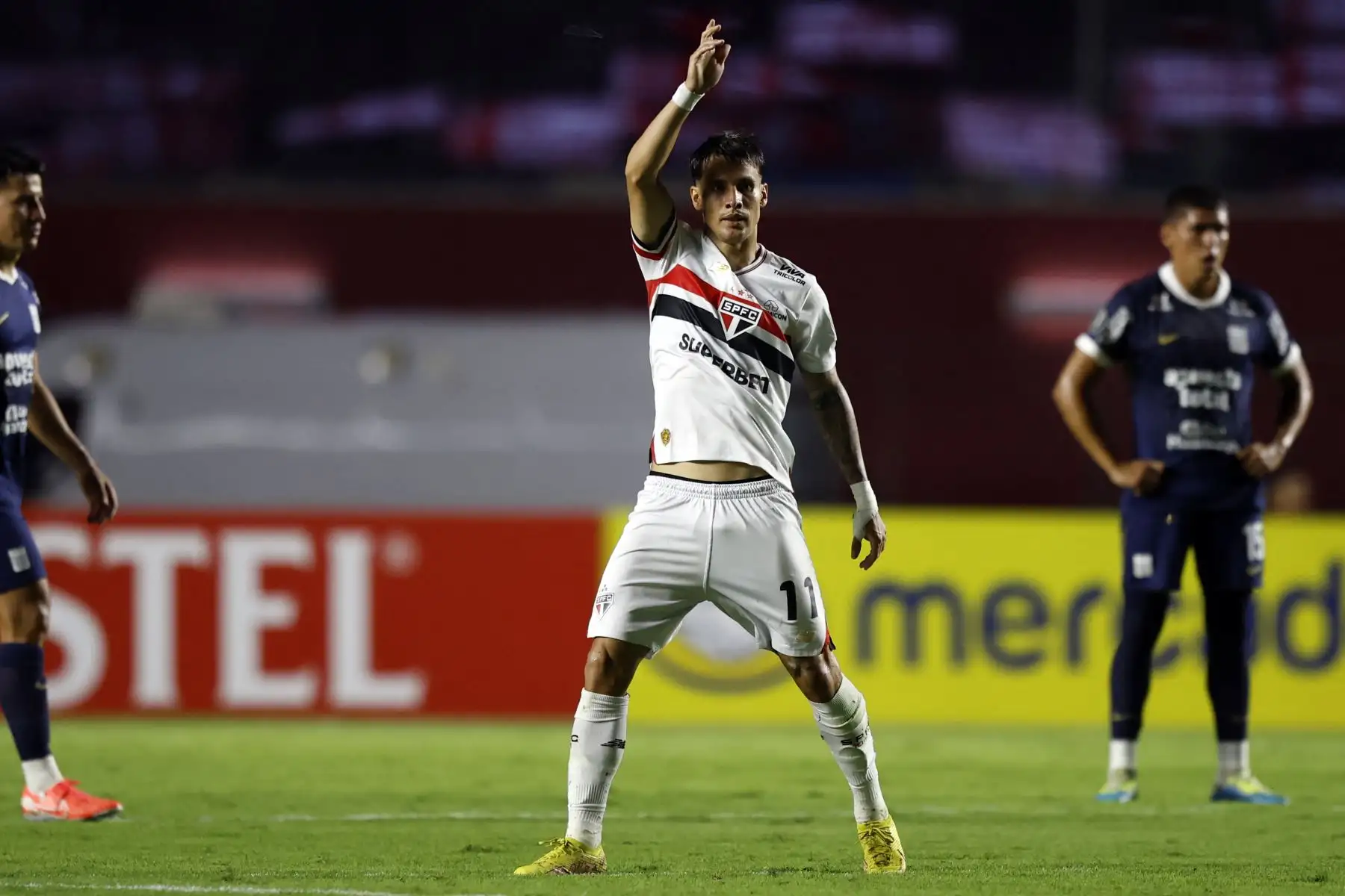 El delantero  del Sao Paulo, Ferreira, celebra después de marcar el primer gol de su equipo durante el partido de la fase de grupos de la Copa Libertadores entre el Sao Paulo de Brasil y el Alianza Lima de Perú. AFP
