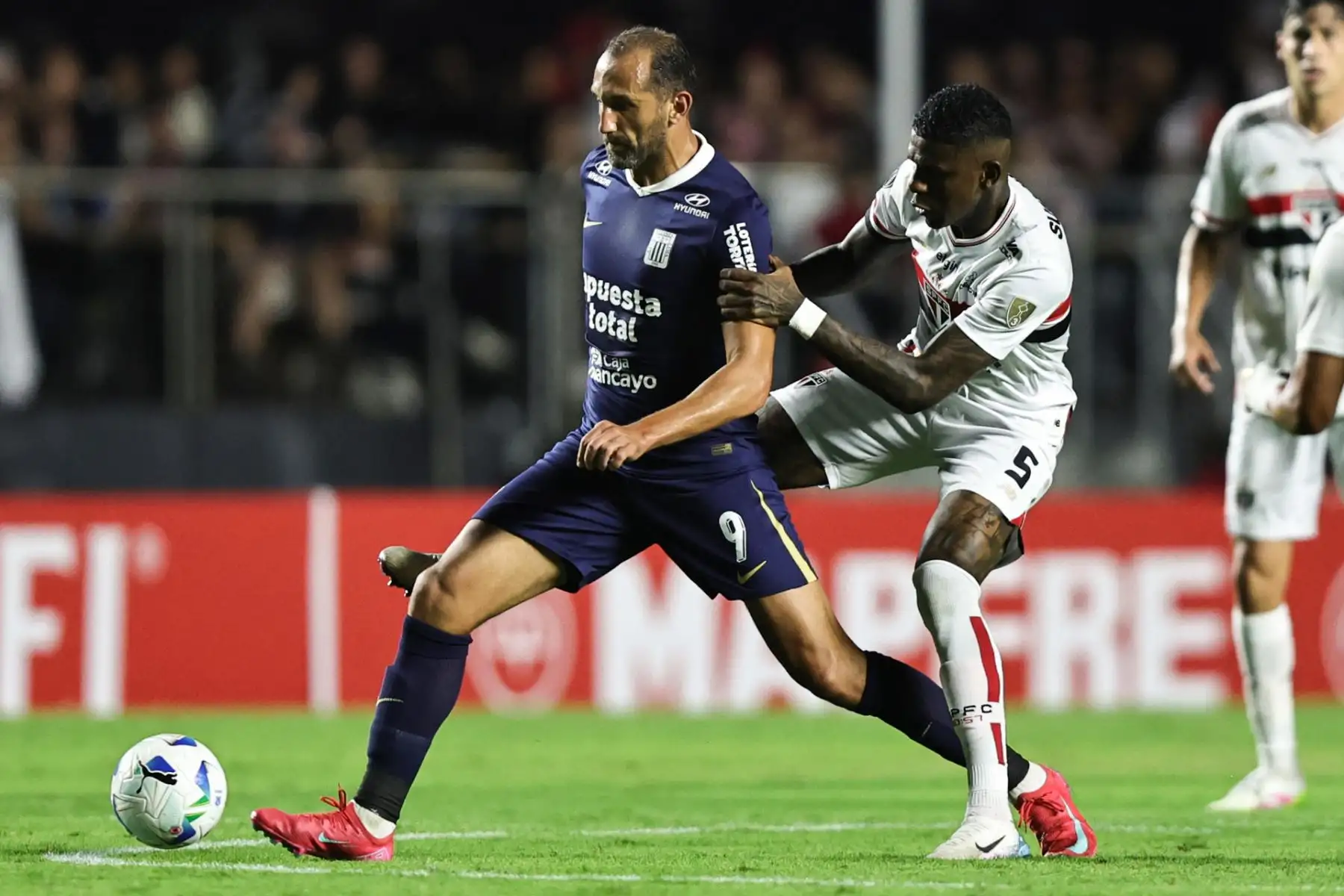 Robert Arboleda  de Sao Paulo disputa un balón con Hernán Barcos de Alianza Lima este jueves, en un partido de la fase de grupos de la Copa Libertadores entre Sao Paulo y Alianza Lima. Foto: EFE