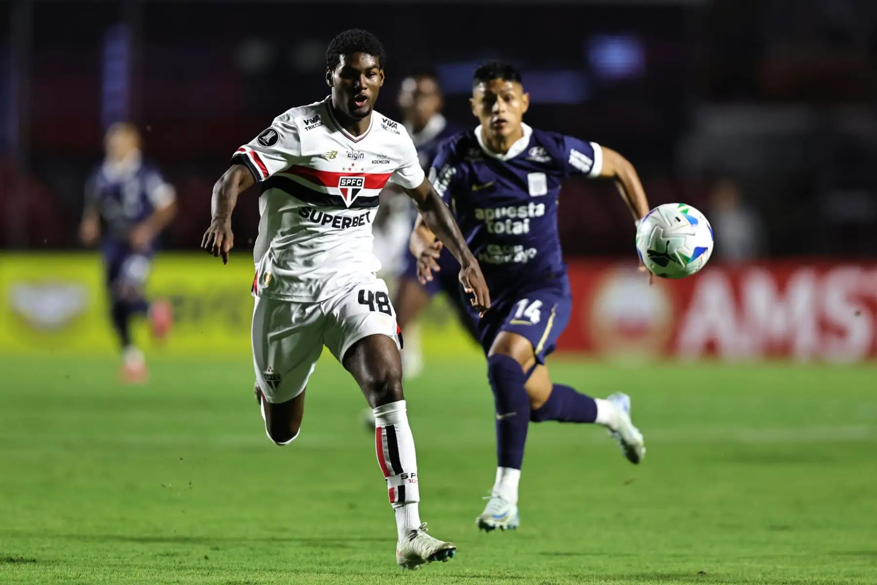 Lucas Ferreira de Sao Paulo disputa un balón con Marco Huamán de Alianza Lima este jueves, en un partido de la fase de grupos de la Copa Libertadores entre Sao Paulo y Alianza Lima. EFE