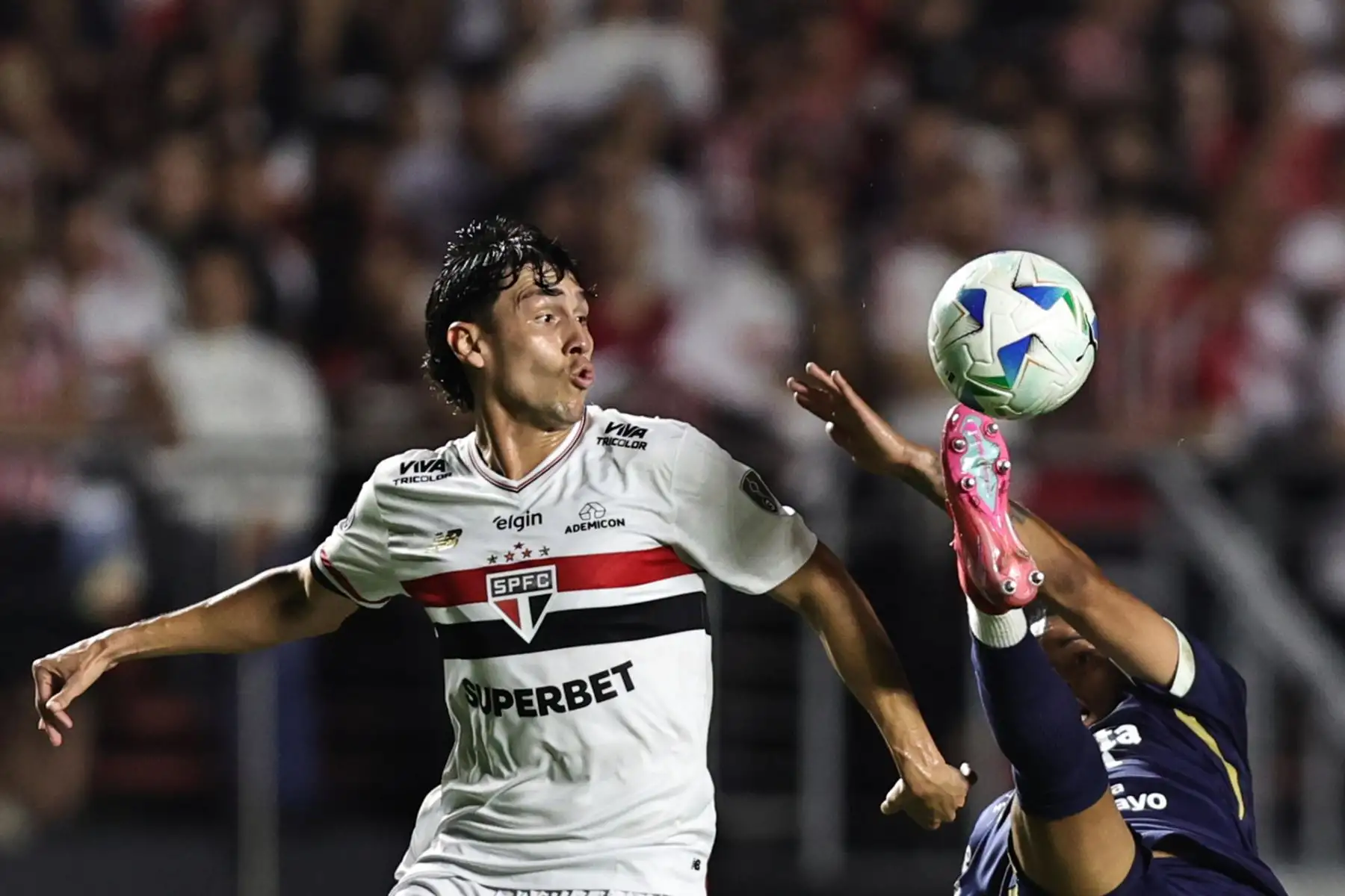 Nahuel Ferraresi de Sao Paulo disputa un balón con Kevin Quevedo de Alianza Lima este jueves, en un partido de la fase de grupos de la Copa Libertadores entre Sao Paulo y Alianza Lima. EFE