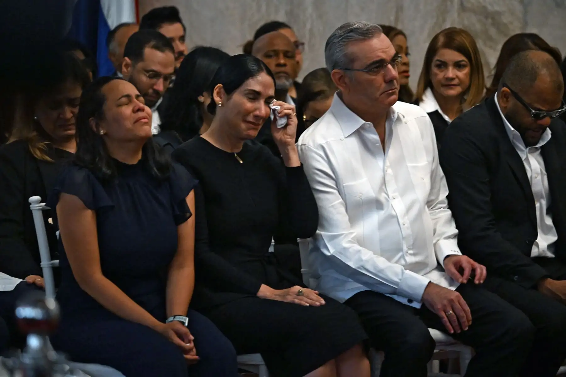 Familiares del cantante Rubby Pérez, el presidente de República Dominicana Luis Abinader y su esposa Raquel Arbaje  asisten al velorio del famoso cantante de merengue, quien falleció luego de que se derrumbara el techo de la discoteca Jet Set donde se presentaba, en el Teatro Nacional de Santo Domingo. AFP