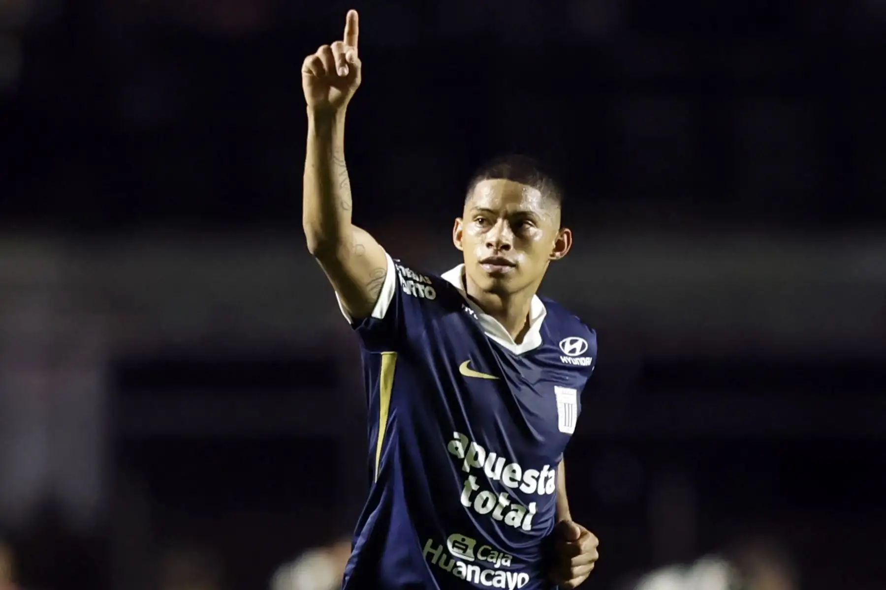 El delantero de Alianza Lima, Kevin Quevedo, celebra tras anotar el segundo gol de su equipo durante el partido de la fase de grupos de la Copa Libertadores entre el Sao Paulo de Brasil y el Alianza Lima de Perú en el estadio Morumbi en Sao Paulo, Brasil, el 10 de abril de 2025.
Miguel Schincariol / AFP