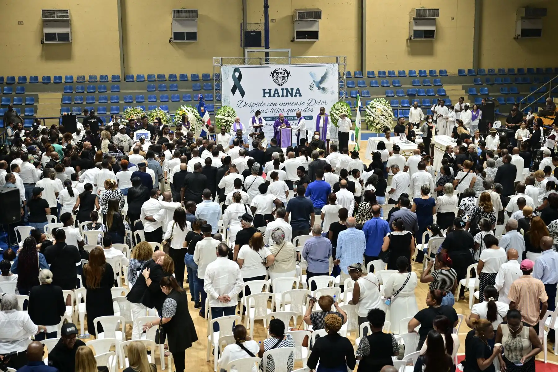 Familiares y amigos lloran junto al féretro del ex beisbolista dominicano Tony Blanco -quien falleció en el derrumbe del techo de la discoteca Jet Set- durante un funeral multitudinario en el Polideportivo de Bajos de Haina, Santo Domingo. Foto: AFP