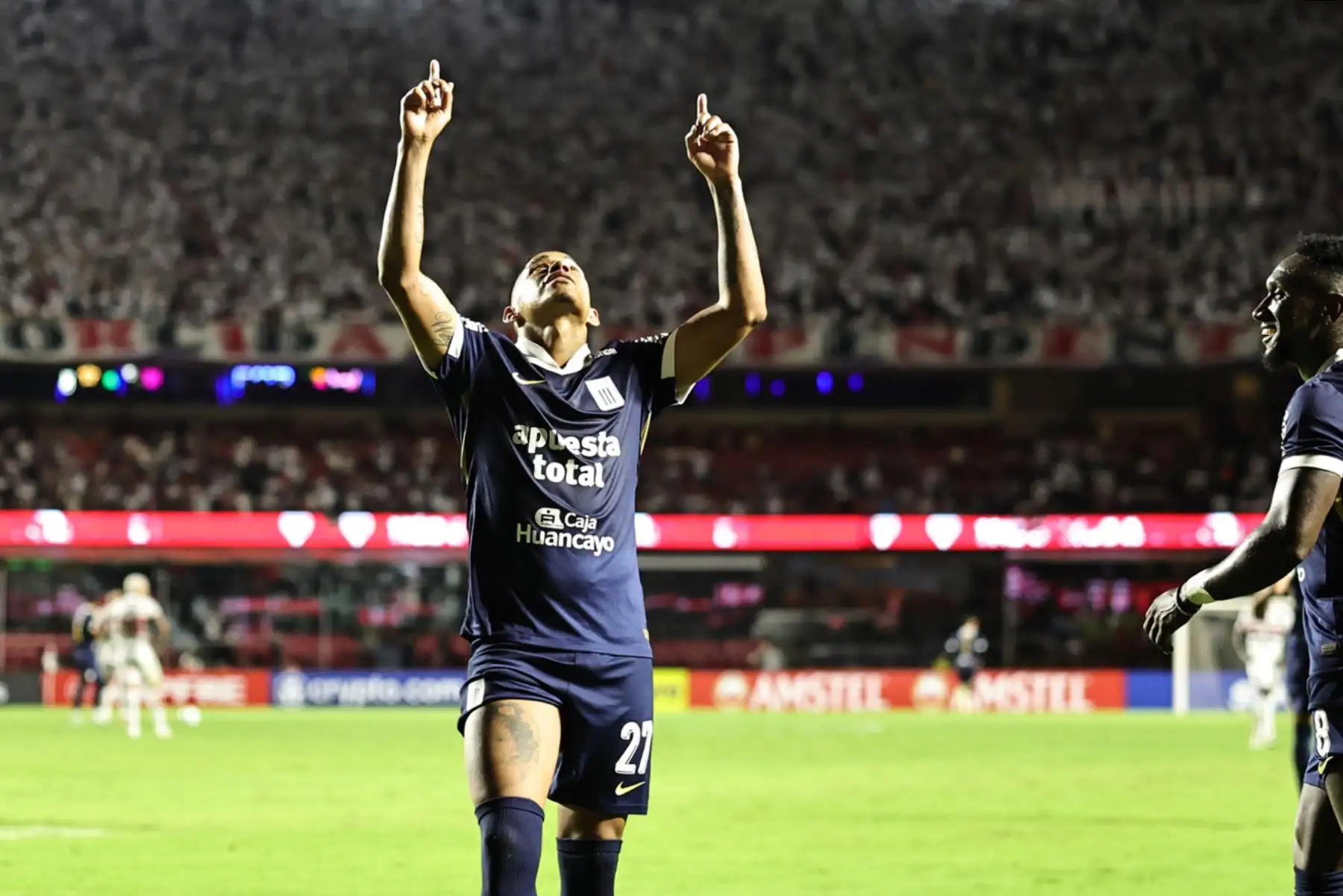 El delantero de Alianza Lima, Kevin Quevedo, celebra tras anotar el segundo gol de su equipo durante el partido de la fase de grupos de la Copa Libertadores entre el Sao Paulo de Brasil y el Alianza Lima de Perú en el estadio Morumbi en Sao Paulo, Brasil, el 10 de abril de 2025.Foto: EFE