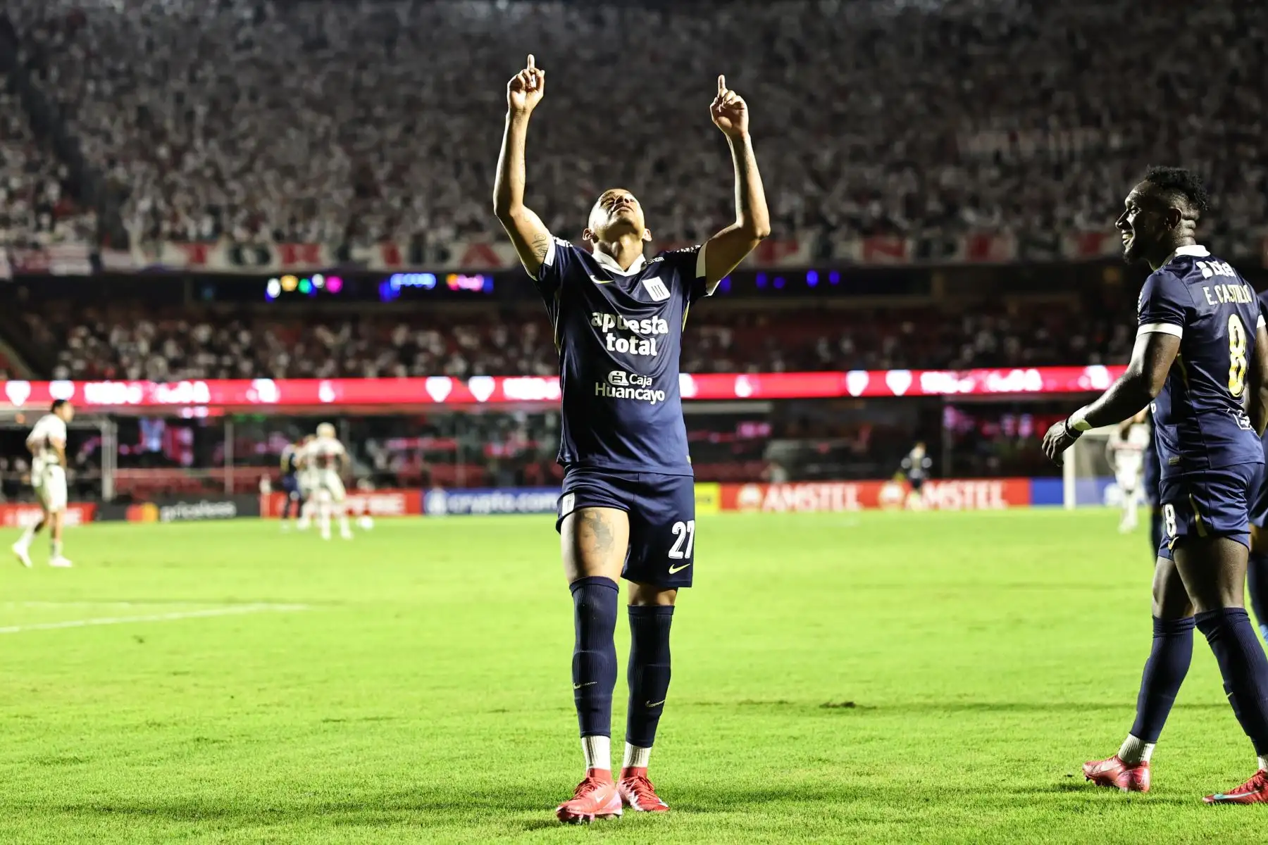 Kevin Quevedo de Alianza Lima celebra un gol este jueves, en un partido de la fase de grupos de la Copa Libertadores entre Sao Paulo y Alianza Lima en el estadio Morumbi en Sao Pauo (Brasil). Foto: EFE