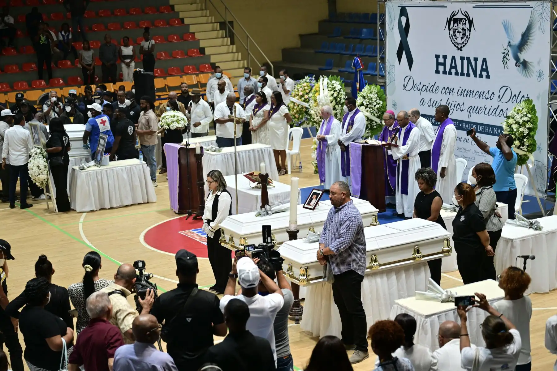 Familiares y amigos de algunas de las víctimas del derrumbe del techo de la discoteca Jet Set asisten a un funeral multitudinario en el Polideportivo de Bajos de Haina, Santo Domingo. AFP
