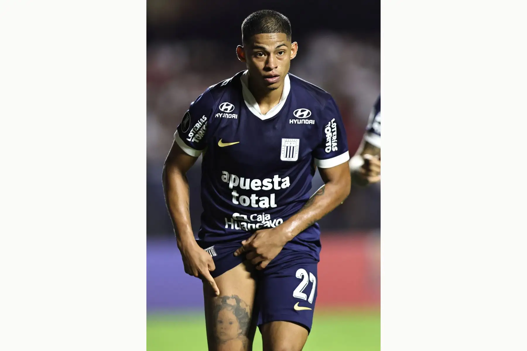 El delantero de Alianza Lima, Kevin Quevedo, celebra tras anotar el segundo gol de su equipo durante el partido de la fase de grupos de la Copa Libertadores entre el Sao Paulo de Brasil y el Alianza Lima de Perú en el estadio Morumbi en Sao Paulo, Brasil, el 10 de abril de 2025.Foto: AFP