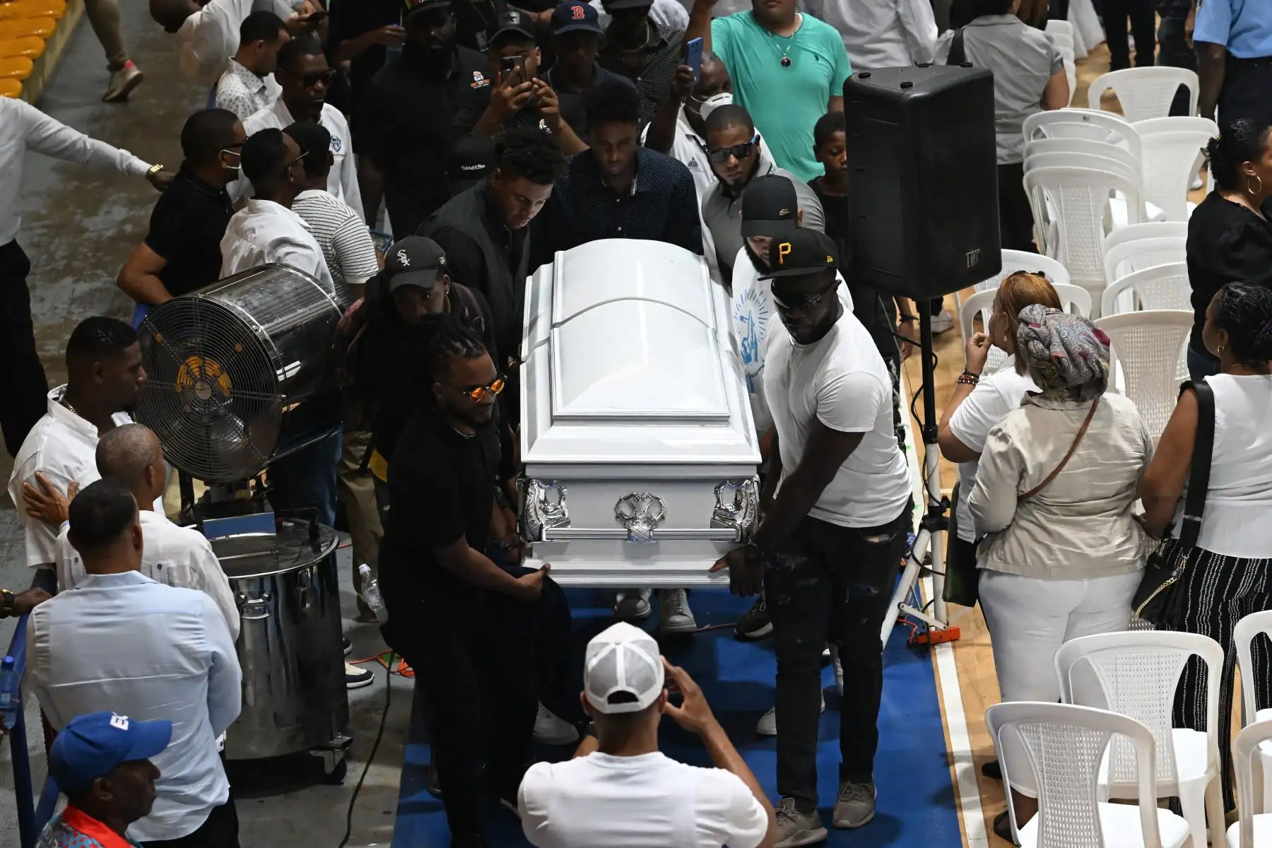 Familiares y amigos de algunas de las víctimas del derrumbe del techo de la discoteca Jet Set asisten a un funeral multitudinario en el Polideportivo de Bajos de Haina, Santo Domingo