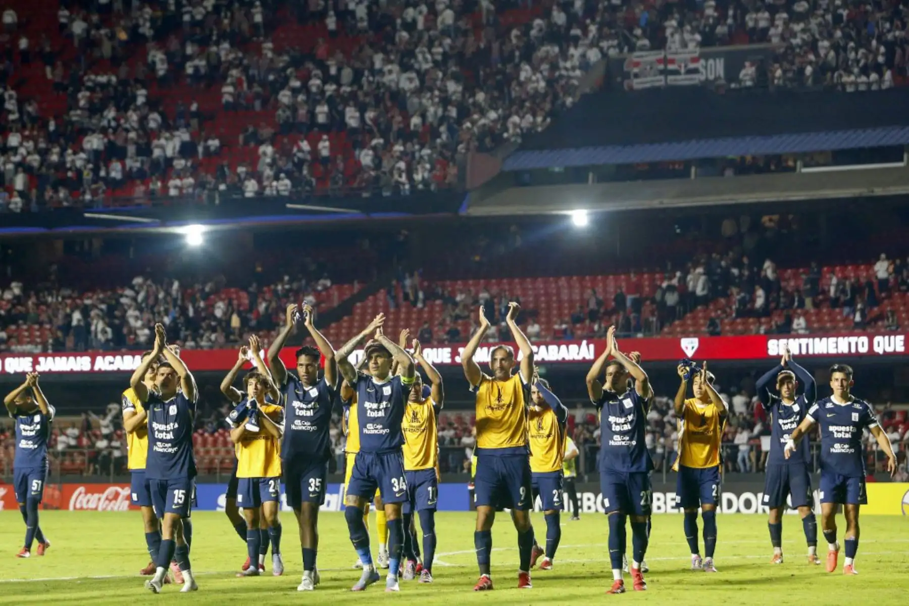 Los jugadores de Alianza Lima saludan a la afición al final del partido de la fase de grupos de la Copa Libertadores entre el Sao Paulo de Brasil y el Alianza Lima de Perú en el estadio Morumbi en Sao Paulo, Brasil, el 10 de abril de 2025. Foto: AFP