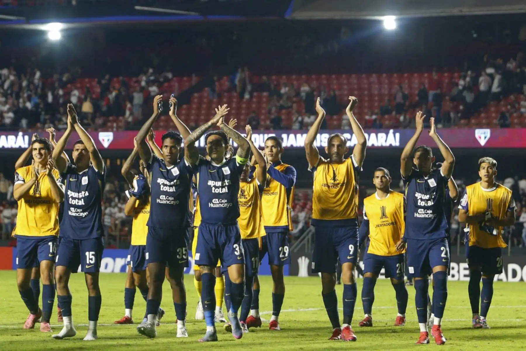 Los jugadores de Alianza Lima saludan a la afición al final del partido de la fase de grupos de la Copa Libertadores entre el Sao Paulo de Brasil y el Alianza Lima de Perú en el estadio Morumbi en Sao Paulo, Brasil, el 10 de abril de 2025. Foto: AFP