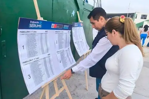 Profesionales de la salud consultan la publicación de resultados de la evaluación para el Serums 2025-I. Foto: ANDINA/difusión.