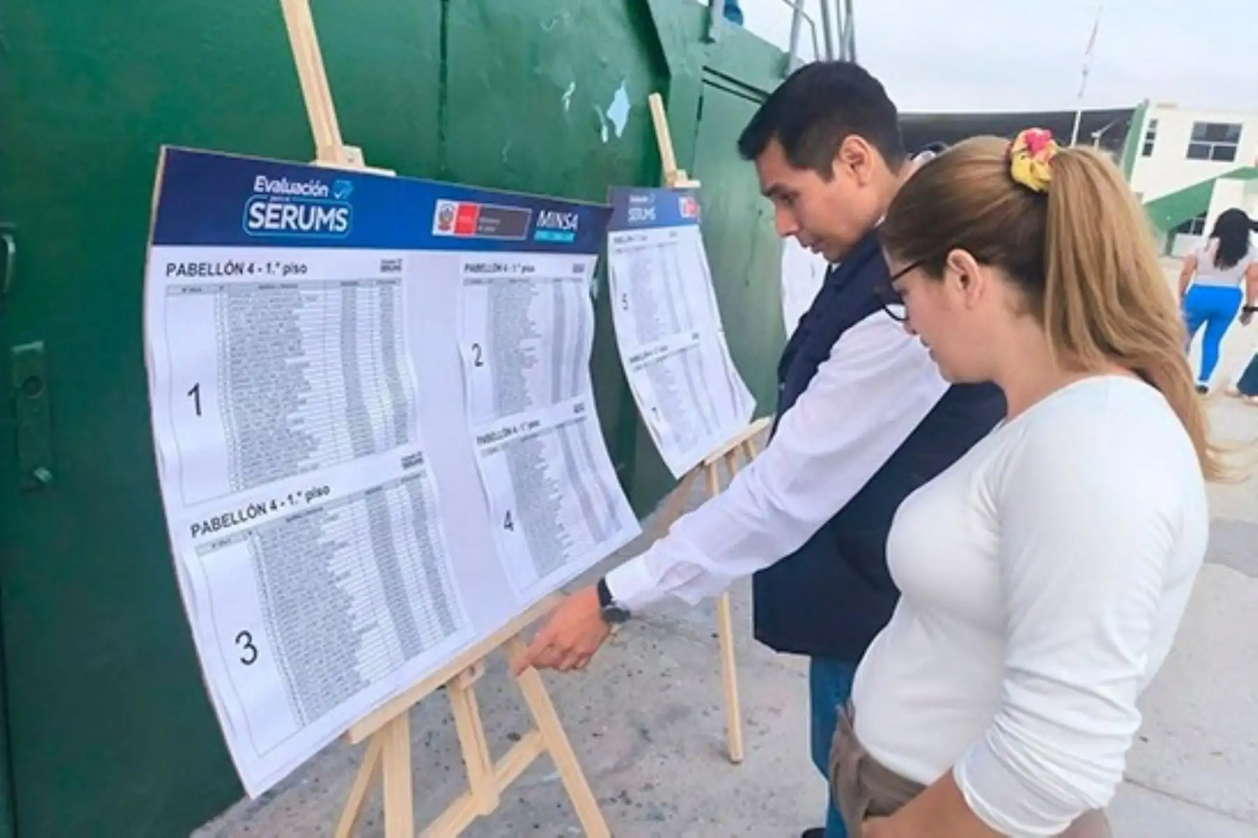 Profesionales de la salud consultan la publicación de resultados de la evaluación para el Serums 2025-I. Foto: ANDINA/difusión.