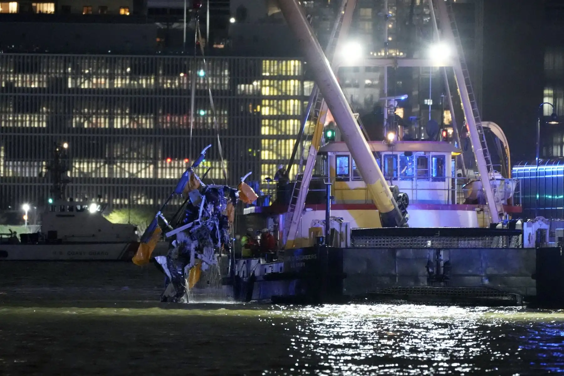 Los restos de un helicóptero son retirados del agua tras estrellarse en el río Hudson, en el barrio de Newport de Jersey City, Nueva Jersey. Seis personas, entre ellas tres niños, fallecieron el jueves cuando un helicóptero turístico se estrelló en el río Hudson en Nueva York, lo que desencadenó una importante operación de rescate acuático, según informaron las autoridades. El accidente causó la muerte de todos los ocupantes de la aeronave: el piloto y una familia española. Dos de las víctimas fueron trasla