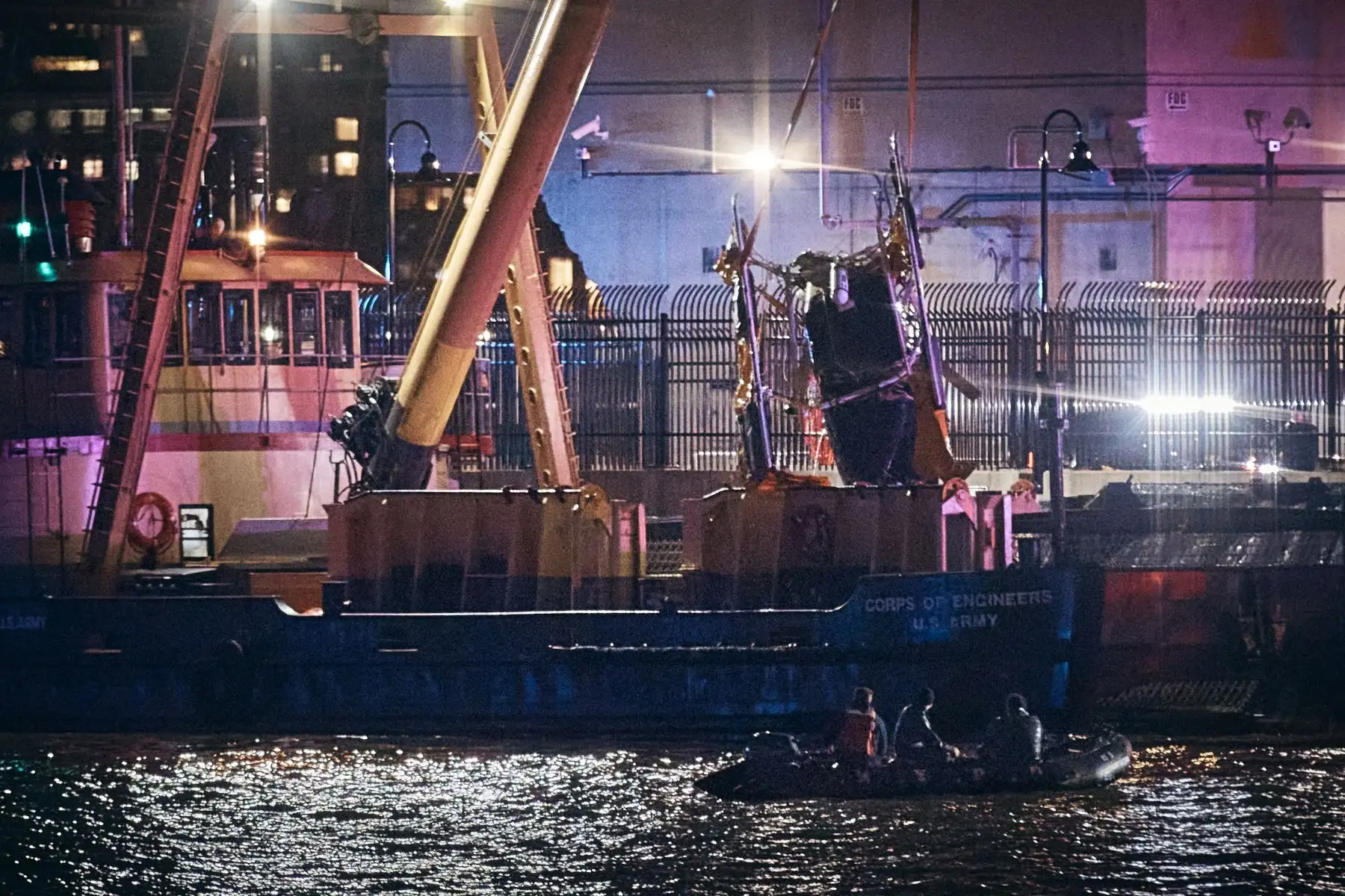 Un buque del Cuerpo de Ingenieros del Ejército de EE. UU. rescata un helicóptero del río Hudson en Jersey City, Nueva Jersey. Seis personas fallecieron después de que el helicóptero turístico, que se cree transportaba a una familia de turistas españoles, se estrellara en el río Hudson frente al Bajo Manhattan esta tarde. AFP