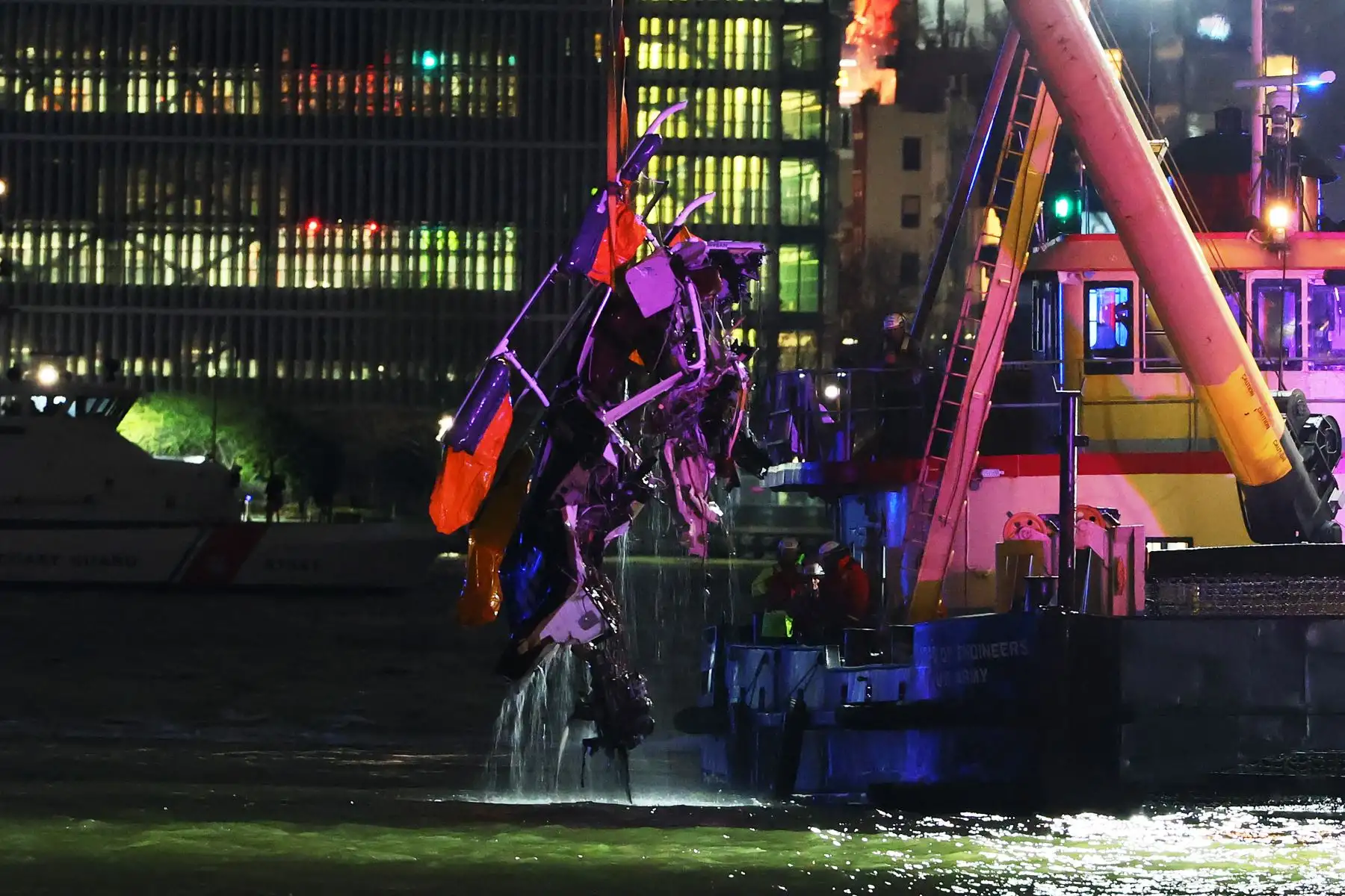 Un helicóptero accidentado es rescatado del río Hudson el 10 de abril de 2025 en Jersey City, Nueva Jersey. Seis personas fallecieron después de que el helicóptero turístico, que se cree transportaba a una familia de turistas españoles, se estrellara en el río Hudson. AFP