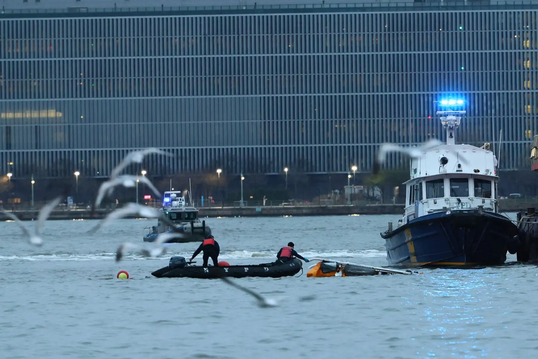Equipos trabajan para rescatar un helicóptero accidentado del río Hudson el 10 de abril de 2025 en Jersey City, Nueva Jersey. Seis personas fallecieron después de que el helicóptero turístico, que se cree transportaba a una familia de turistas españoles, se estrellara en el río Hudson. AFP