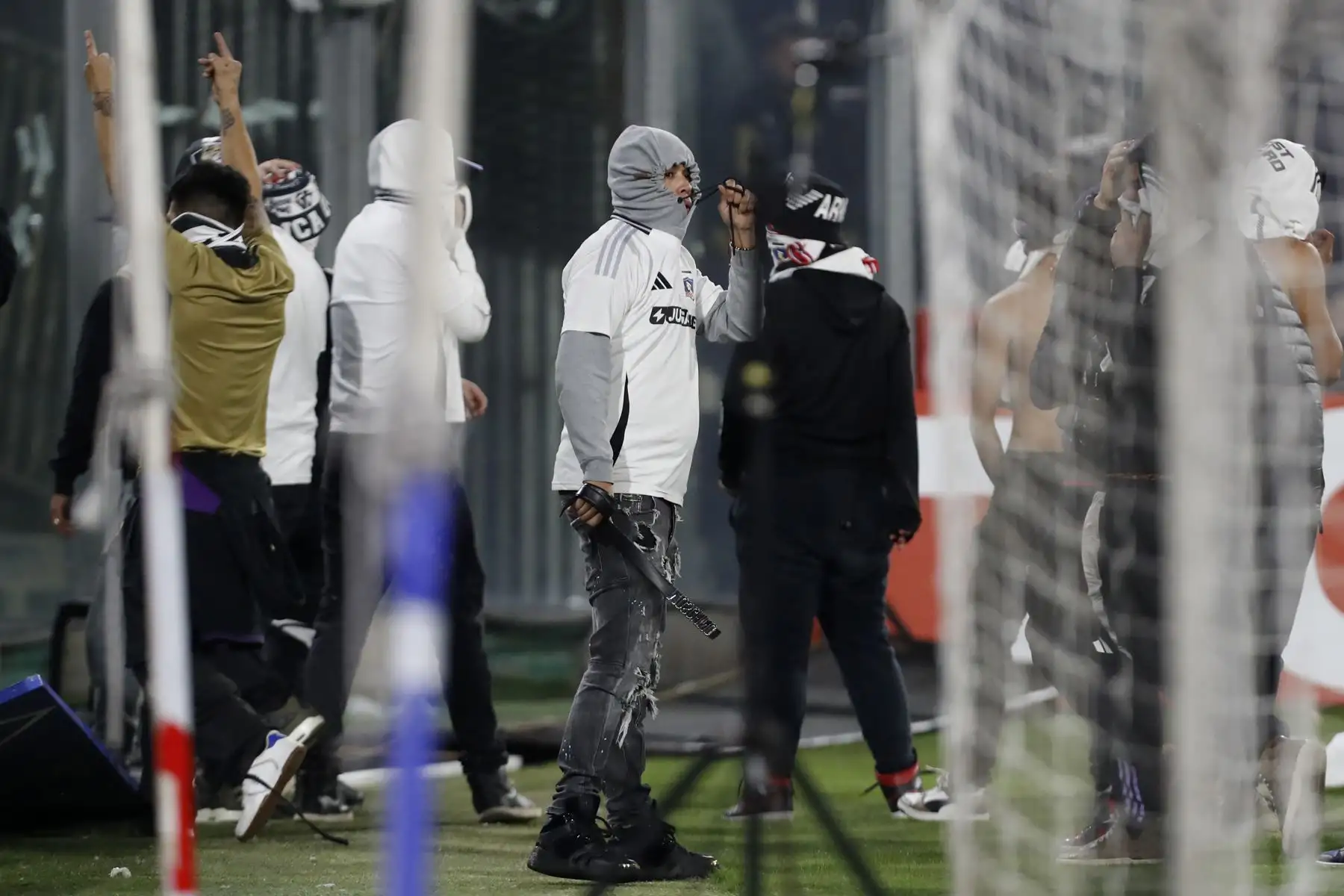 Al menos dos aficionados murieron este jueves asfixiados a las afueras del estadio Monumental de Santiago, en un confuso incidente entre hinchas y autoridades antes del partido por el grupo E de la Copa Libertadores entre el Colo Colo local y el Fortaleza brasileño. Foto: AFP
