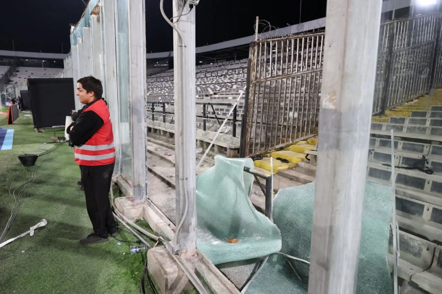 Al menos dos aficionados murieron este jueves asfixiados a las afueras del estadio Monumental de Santiago, en un confuso incidente entre hinchas y autoridades antes del partido por el grupo E de la Copa Libertadores entre el Colo Colo local y el Fortaleza brasileño. Foto: AFP