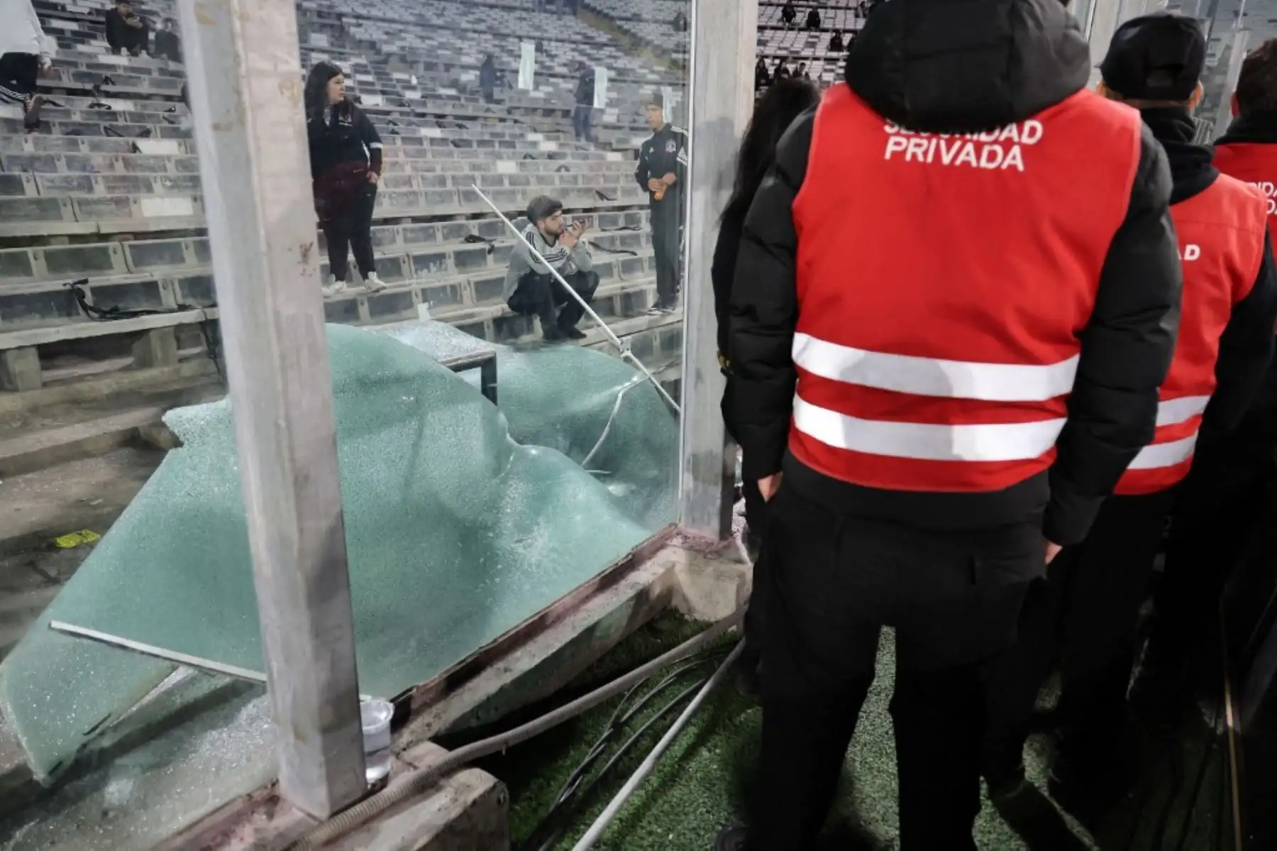 Al menos dos aficionados murieron este jueves asfixiados a las afueras del estadio Monumental de Santiago, en un confuso incidente entre hinchas y autoridades antes del partido por el grupo E de la Copa Libertadores entre el Colo Colo local y el Fortaleza brasileño. Foto: AFP