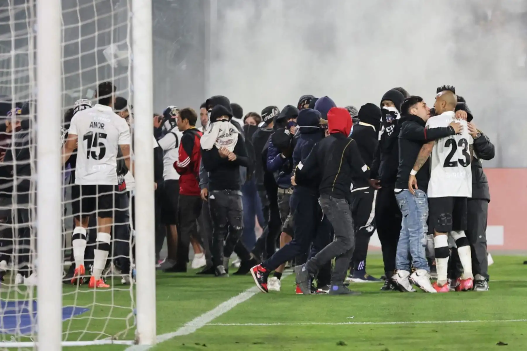 Hinchas de Colo Colo ingresan a la cancha durante el partido de la fase de grupos de la Copa Libertadores entre Colo Colo de Chile y Fortaleza de Brasil en el estadio Monumental David Arellano de Santiago. Foto: AFP