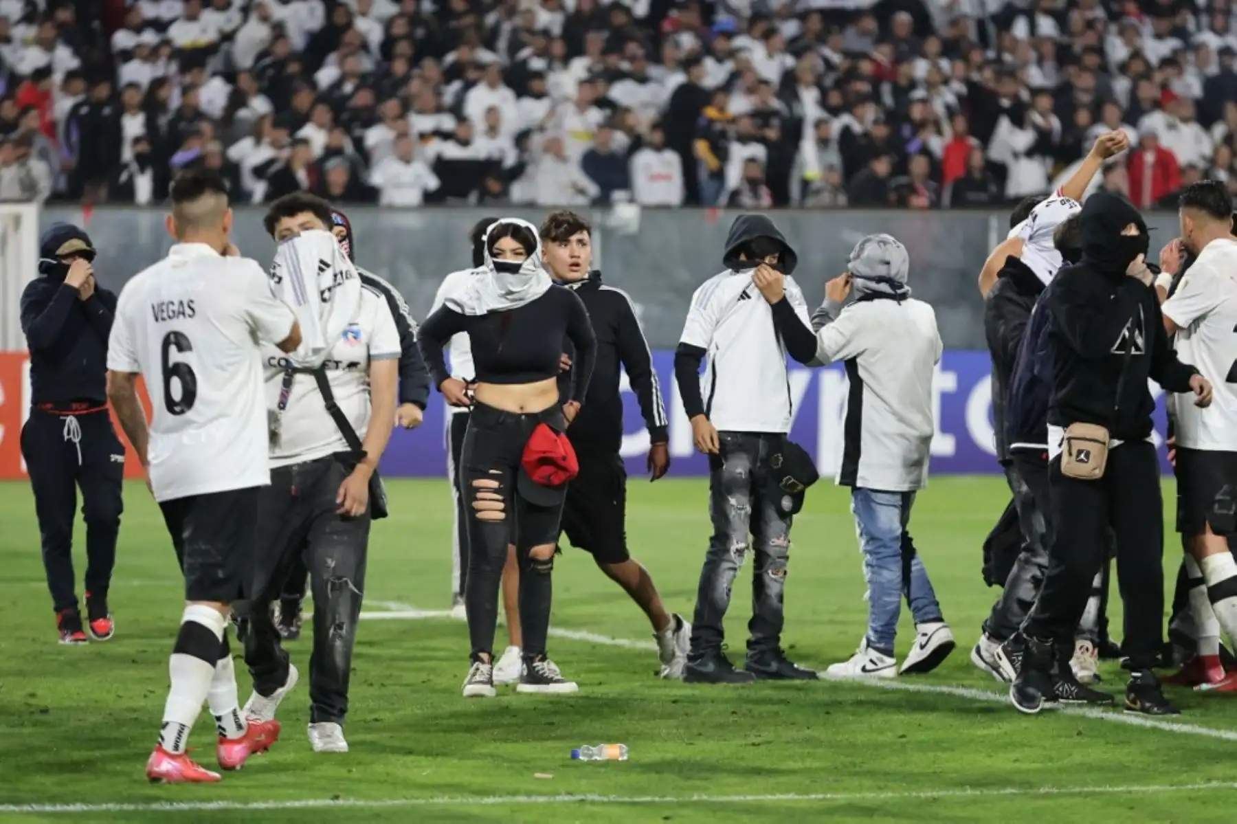 Hinchas de Colo Colo ingresan a la cancha durante el partido de la fase de grupos de la Copa Libertadores entre Colo Colo de Chile y Fortaleza de Brasil en el estadio Monumental David Arellano de Santiago. Foto: AFP