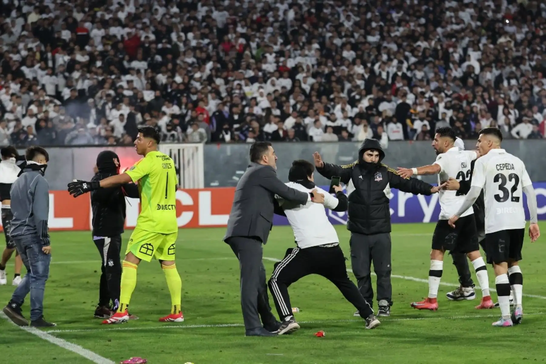 Hinchas de Colo Colo ingresan a la cancha durante el partido de la fase de grupos de la Copa Libertadores entre Colo Colo de Chile y Fortaleza de Brasil en el estadio Monumental David Arellano de Santiago. Foto: AFP
