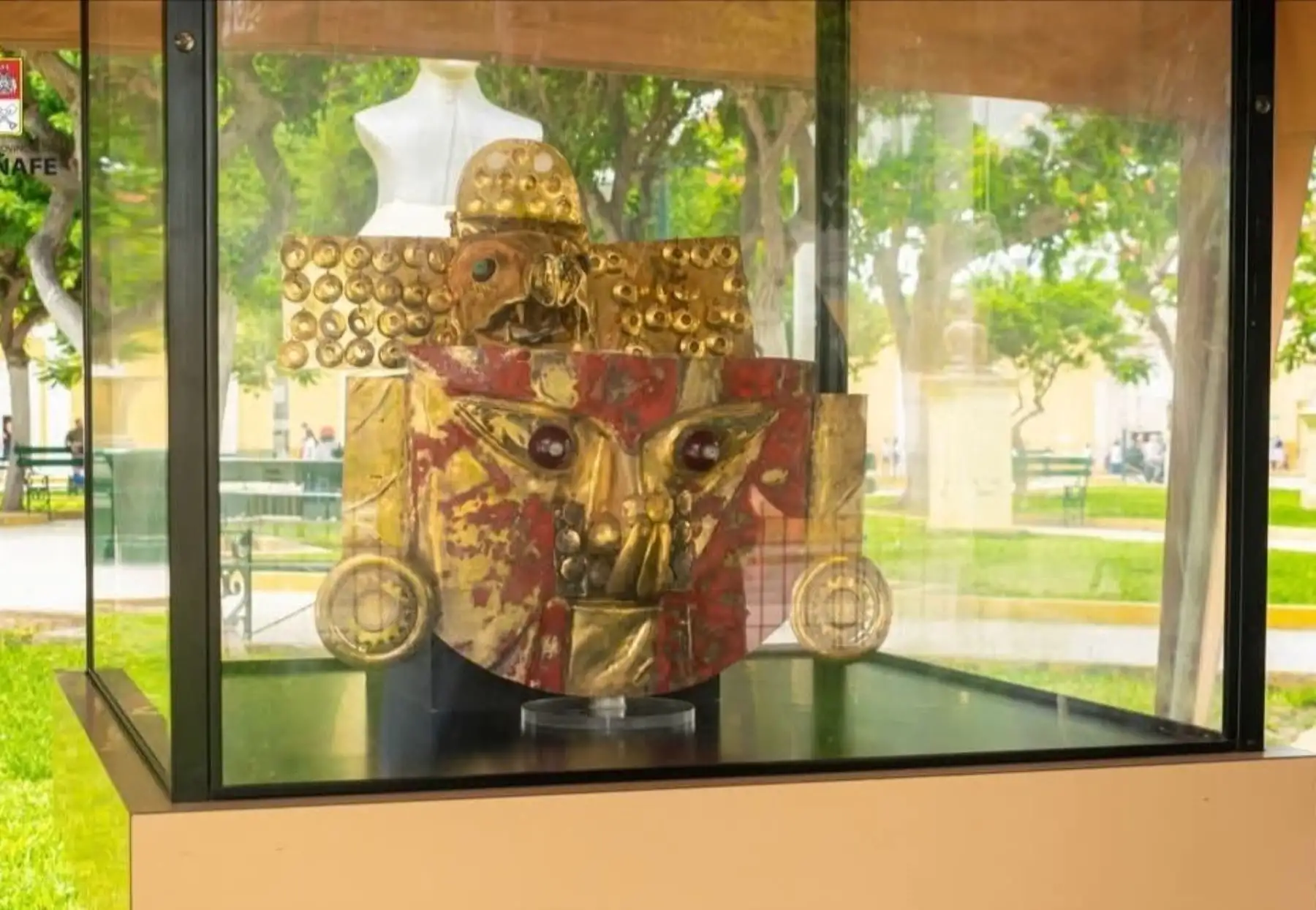 Por el Día del Arqueólogo Peruano, que se celebra hoy 11 de abril, el Museo Nacional de Sicán presenta la exposición "Tesoros Sicán: museo itinerante" en la plaza de Armas de Ferreñafe. ANDINA/Difusión