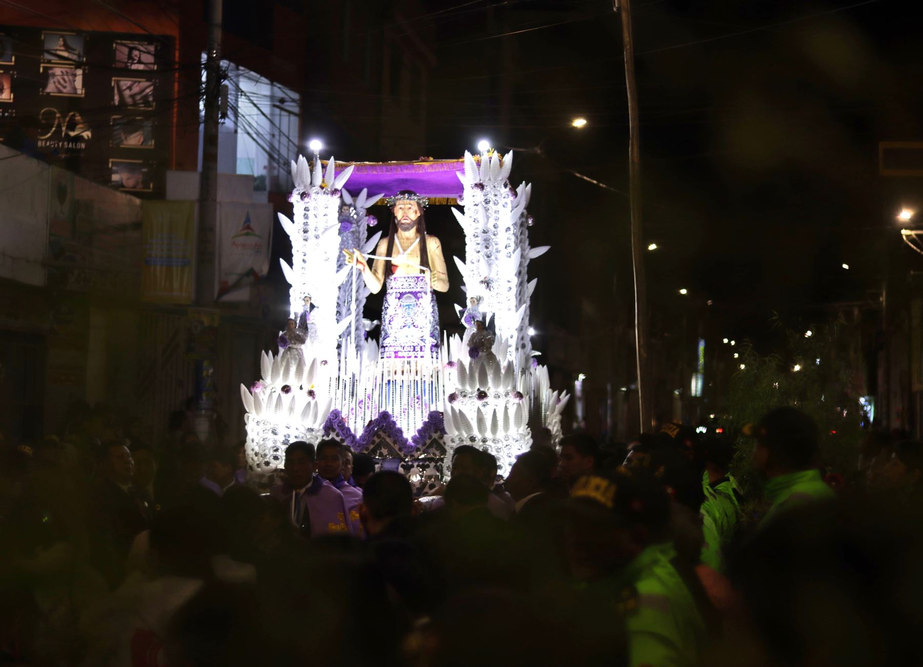 Procesión de la imagen de Cristo Salvador del Mundo, que recorrió las calles de la ciudad de Ayacucho, contó con la participación de decenas de devotos. Esta actividad forma parte de la tradicional celebración de Semana Santa. ANDINA/Difusión