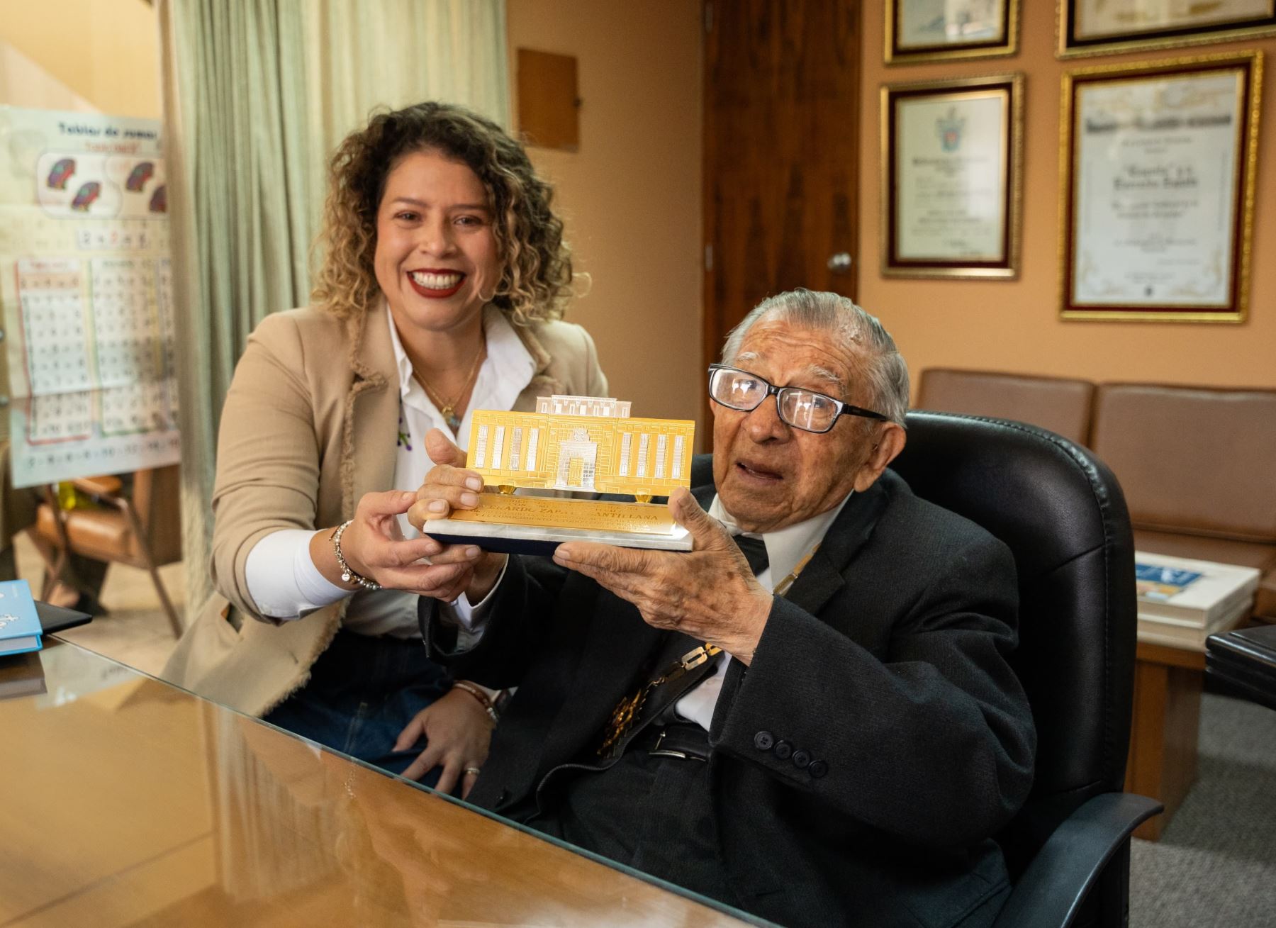 Entregan declaratoria de Patrimonio Cultural de la Nación a creador de "Coquito".