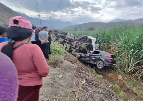 Un violento accidente de tránsito se produjo en la carretera Longitudinal de la Sierra en La Libertad. Un camión y un auto chocaron frontalmente a la altura del distrito de Simbal, dejando cinco personas fallecidas. ANDINA/Difusión