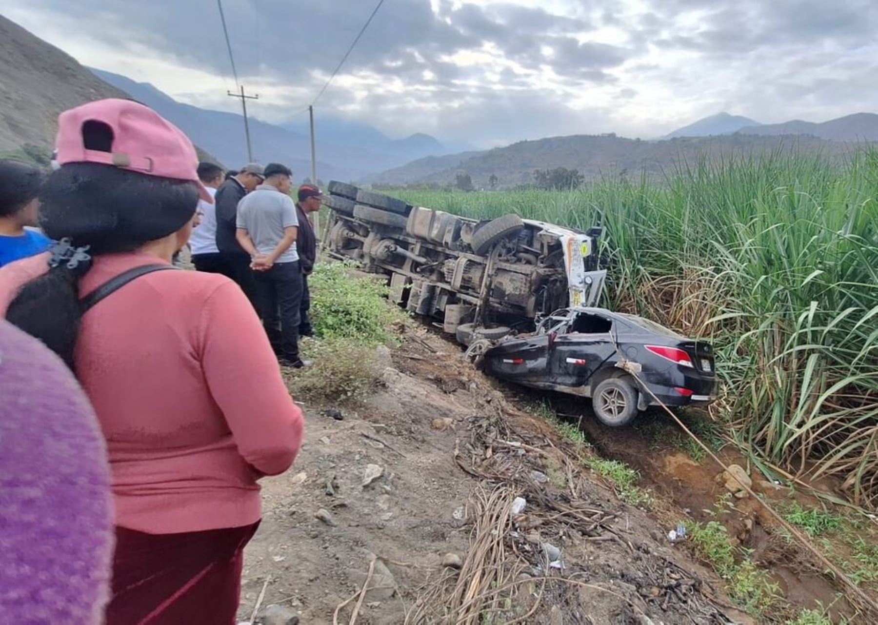 Un violento accidente de tránsito se produjo en la carretera Longitudinal de la Sierra en La Libertad. Un camión y un auto chocaron frontalmente a la altura del distrito de Simbal, dejando cinco personas fallecidas. ANDINA/Difusión