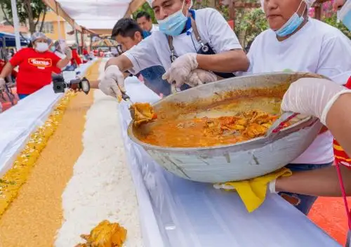 Un ambiente de fiesta se vivió en el distrito de Catacaos, en Piura, con la elaboración de la malarrabia más grande del Perú que llegó a medir 82 metros de largo. ANDINA/Difusión