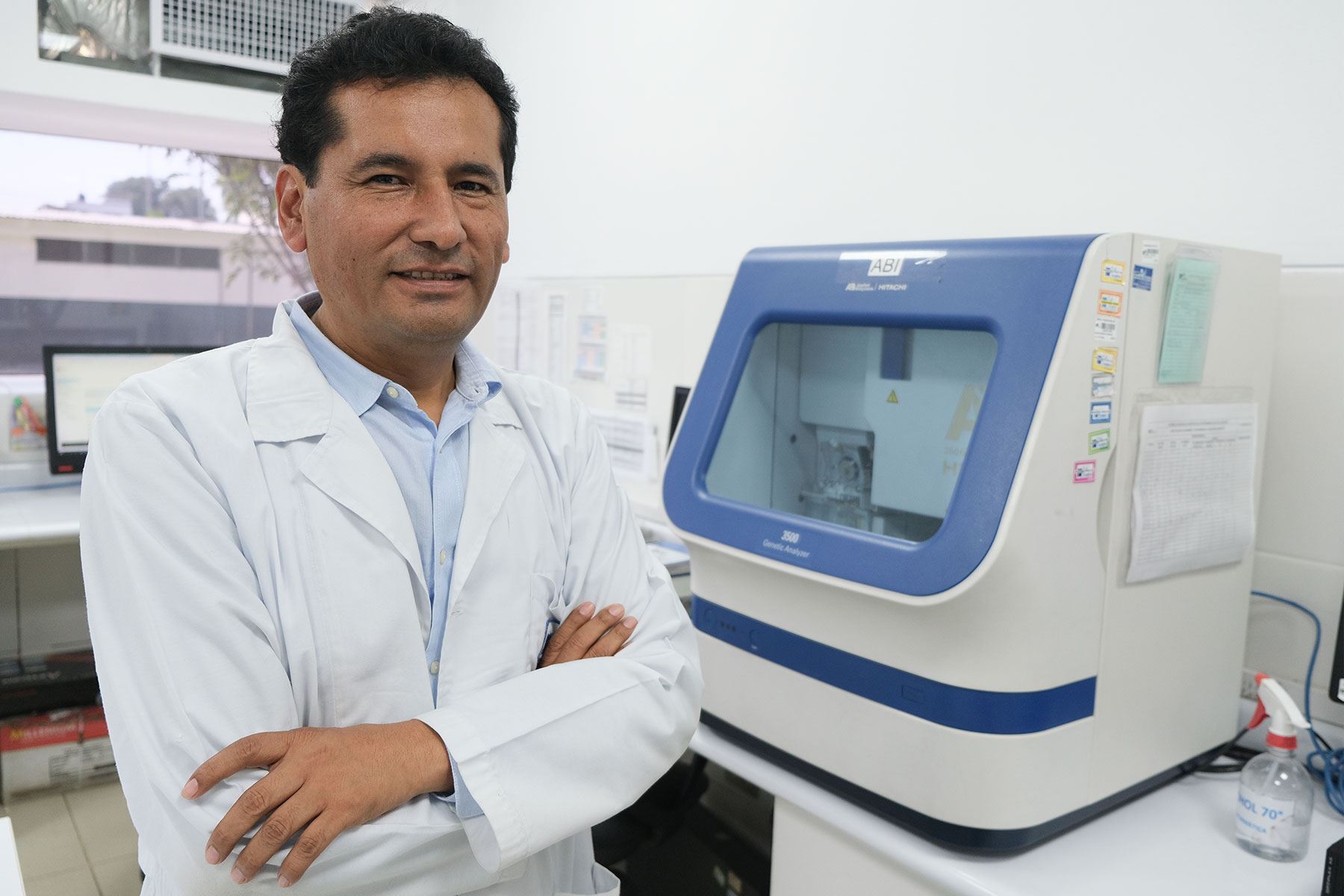 El proceso comienza con la toma de una muestra de sangre del paciente. El siguiente paso es hacer la extracción del material genético, específicamente de las zonas que están relacionadas con el cáncer. Fotos: Carlos Marín/ ANDINA