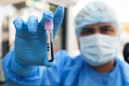 El proceso comienza con la toma de una muestra de sangre del paciente. El siguiente paso es hacer la extracción del material genético, específicamente de las zonas que están relacionadas con el cáncer. Fotos: Carlos Marín/ ANDINA