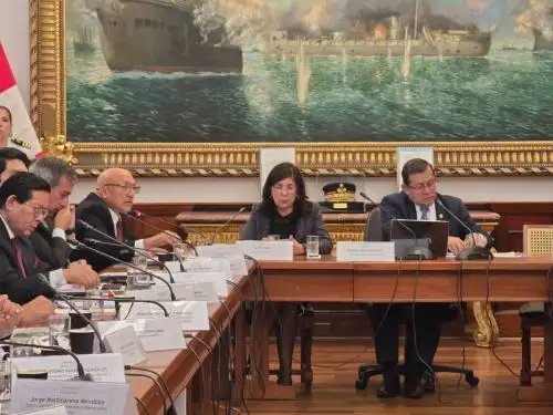 El ministro Julio Diaz, junto con autoridades de diferentes organismos, participa en la Mesa de Trabajo "Seguridad Ciudadana en el sector Transporte", encabezada por el presidente del Congreso, Eduardo Salhuana. Foto: Difusión