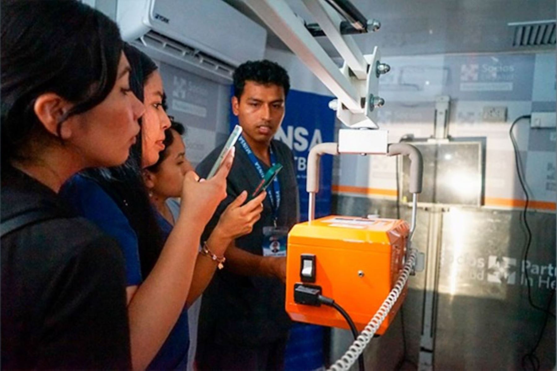 Minsa capacita a personal de salud en uso de rayos X portátiles con inteligencia artificial para la detección de tuberculosis. Foto: Minsa