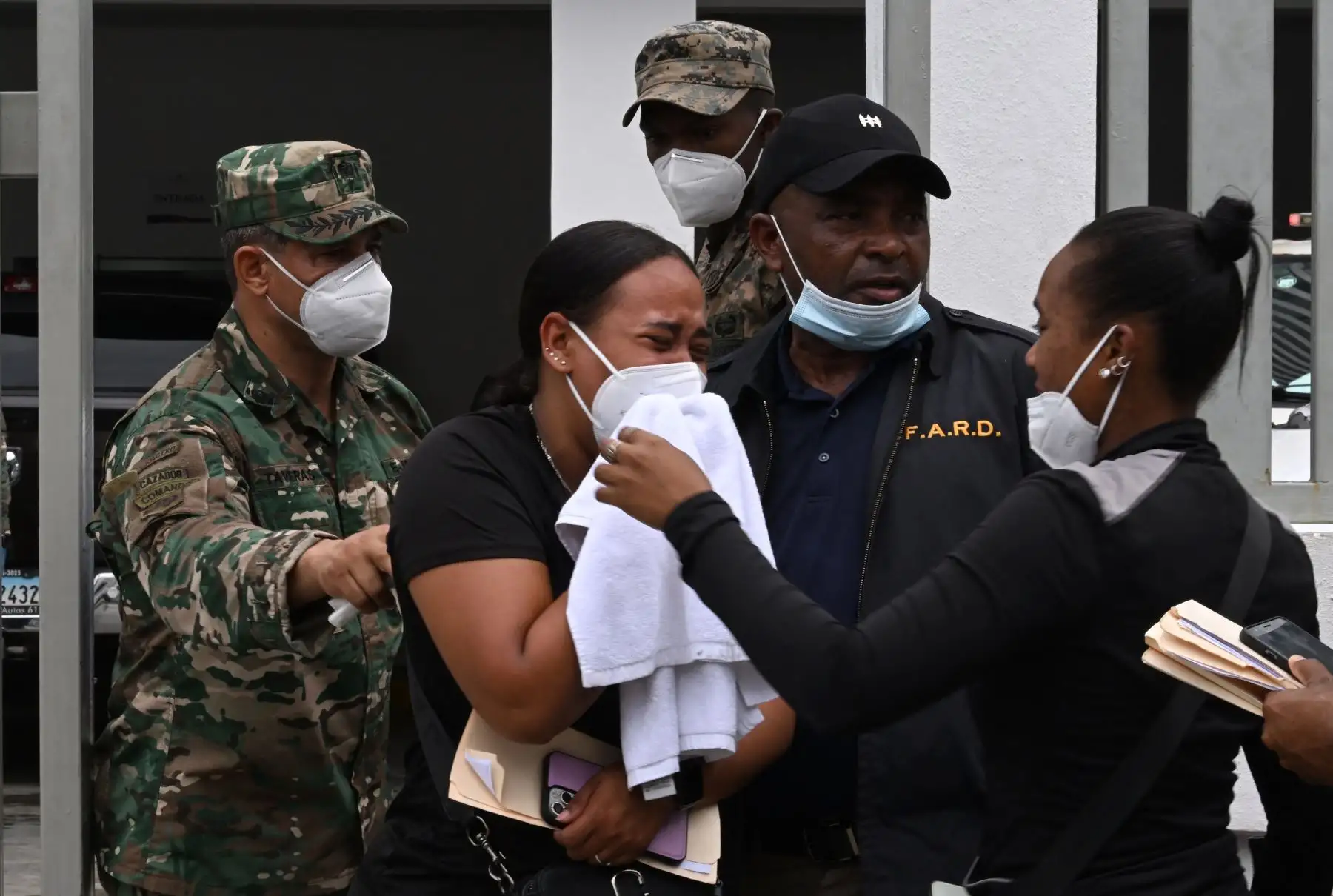 Una mujer llora al salir de la morgue del Instituto Nacional Forense después del derrumbe del techo de la discoteca Jet Set en Santo Domingo Los dominicanos desconsolados comenzaron a celebrar funerales para sus seres queridos que se encontraban entre las al menos 220 personas que murieron en el derrumbe de la azotea de una discoteca, incluso cuando decenas seguían desaparecidas. Foto: AFP