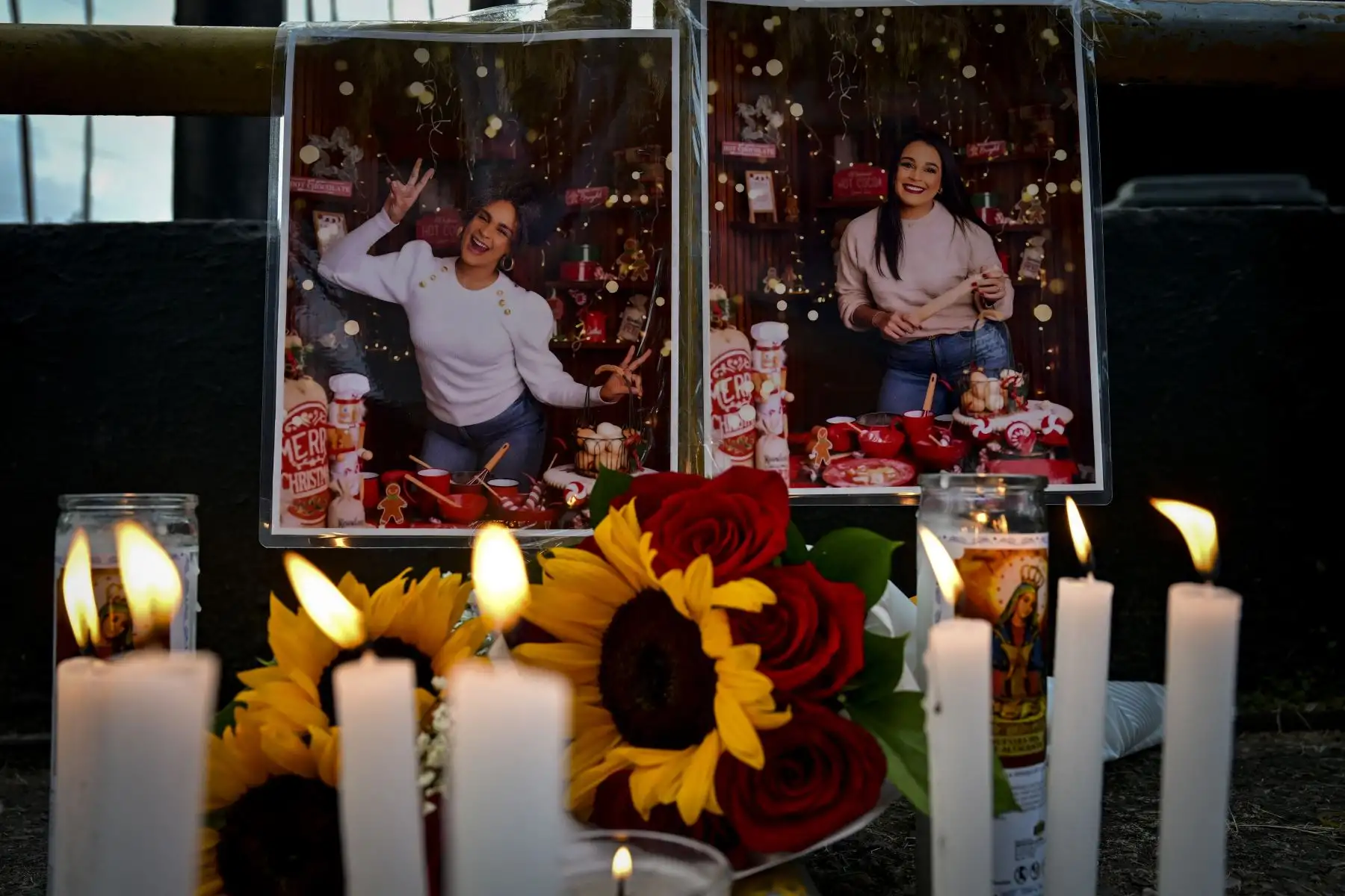 Se muestran retratos de las víctimas y velas mientras amigos y familiares rinden homenaje a las víctimas frente a la discoteca Jet Set en Santo Domingo. AFP