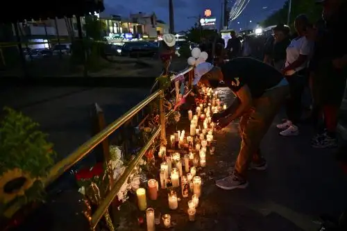 Familiares y amigos rinden homenaje a las víctimas frente a la siniestrada discoteca Jet Set, en Santo Domingo. Foto: AFP