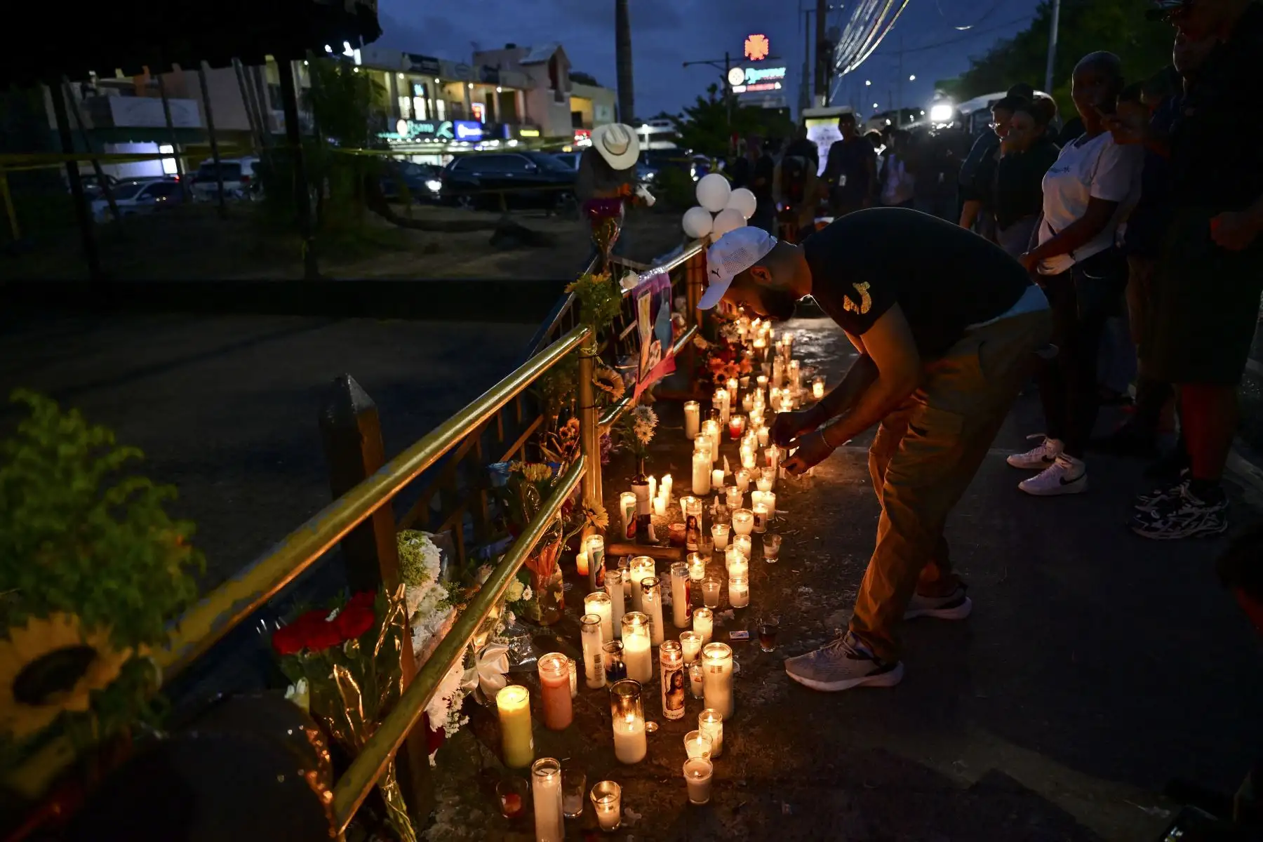 Familiares y amigos rinden homenaje a las víctimas frente a la siniestrada discoteca Jet Set, en Santo Domingo. Foto: AFP
